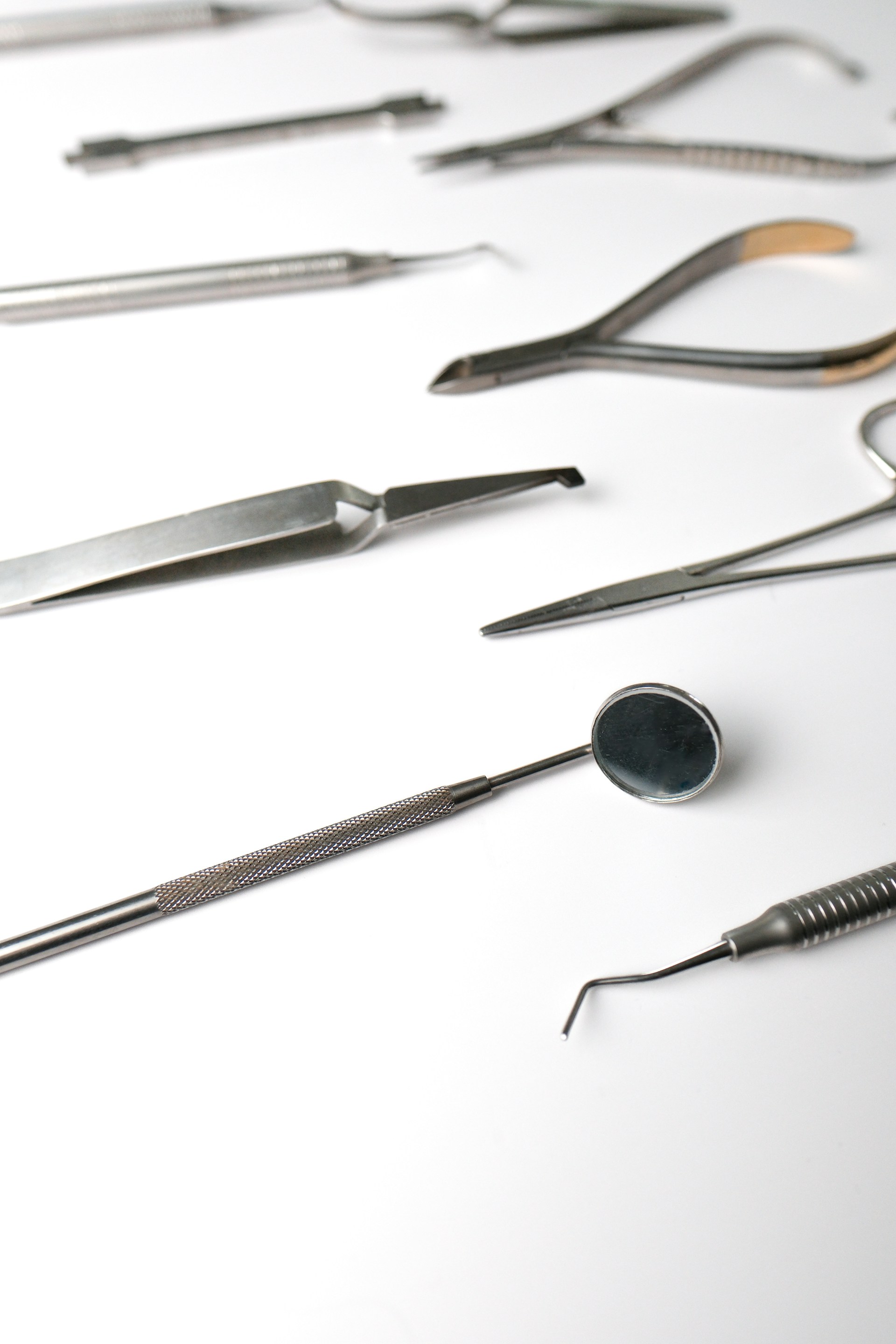 A group of surgical instruments sitting on top of a table