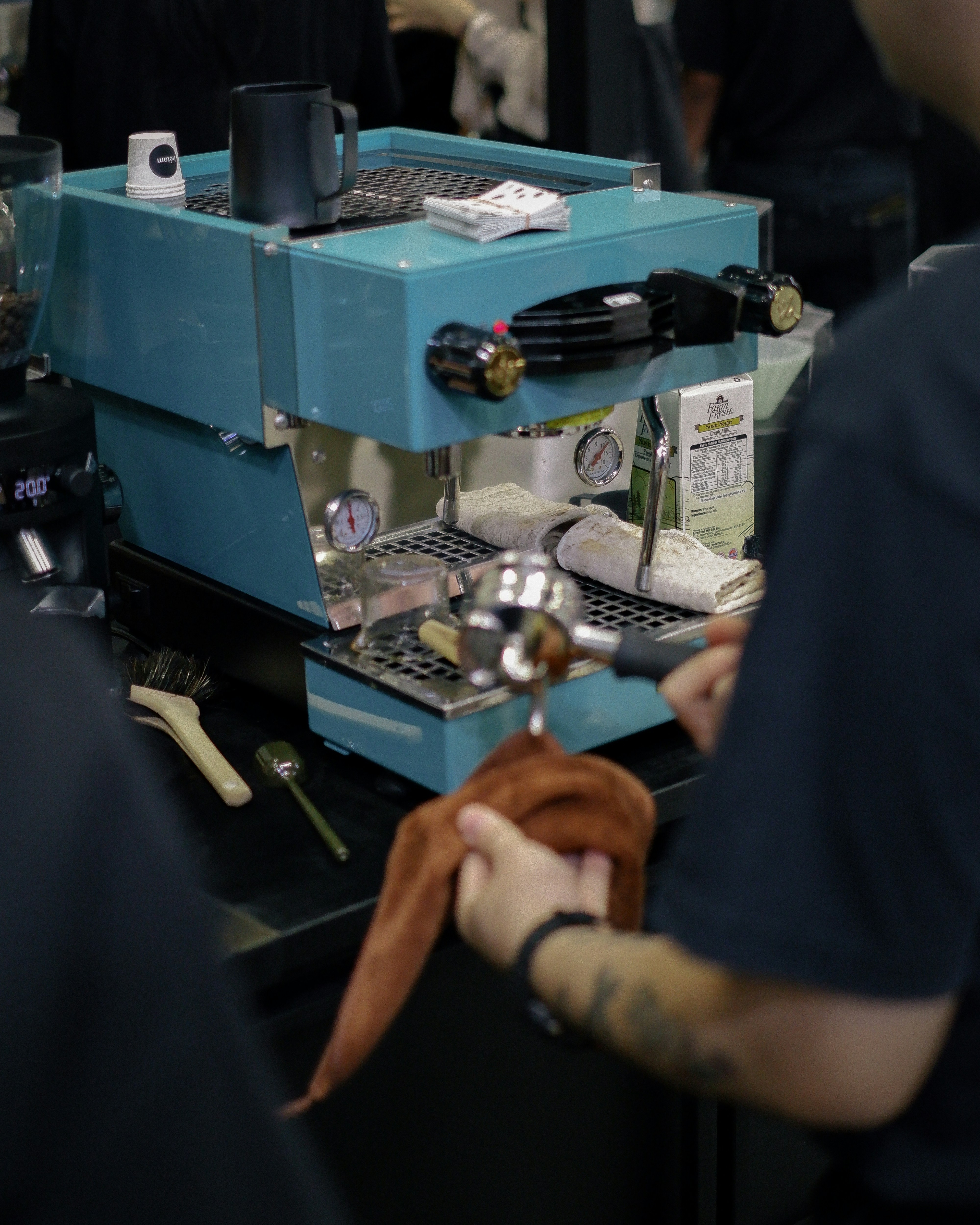 Un groupe de personnes travaillant sur une machine