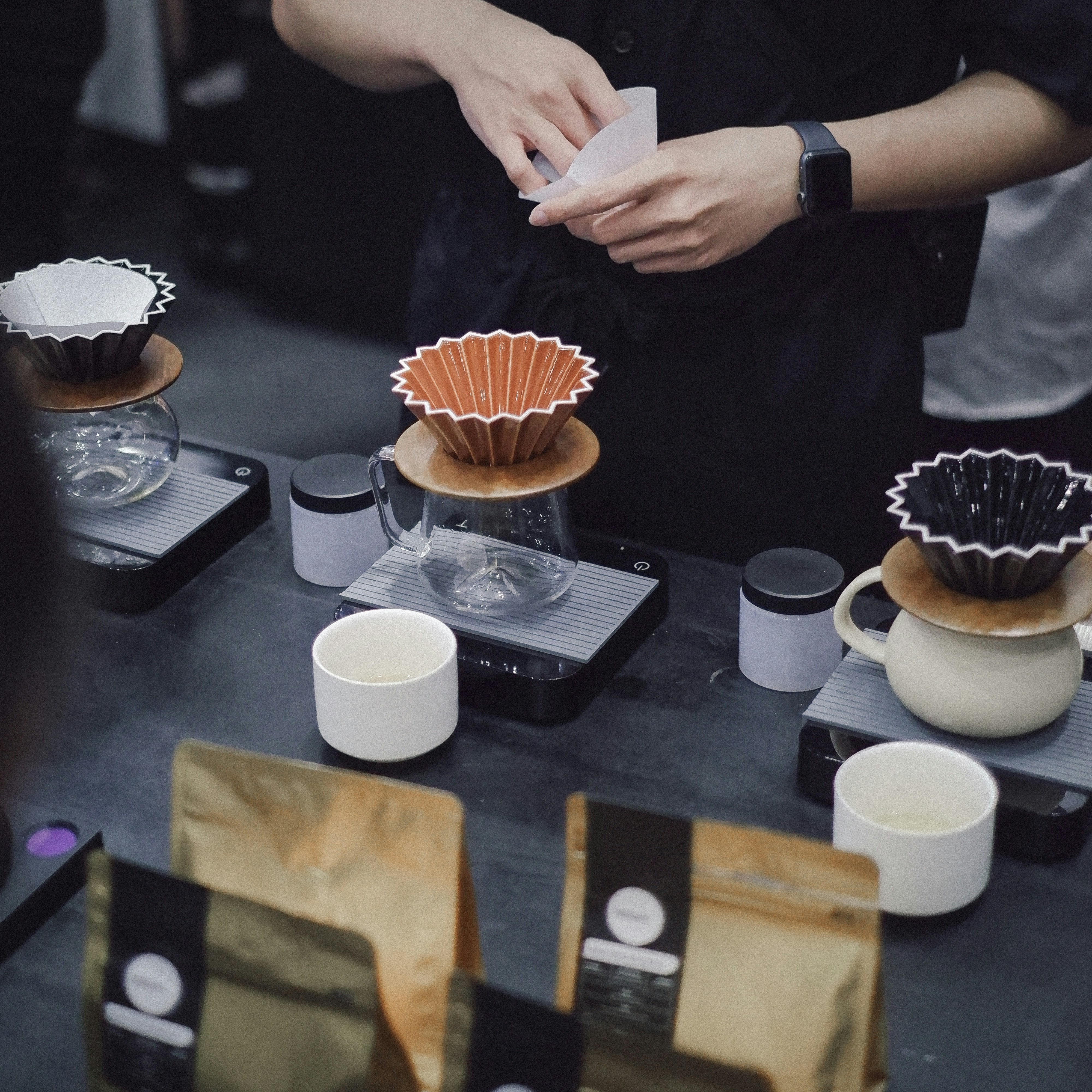 Une table surmontée de nombreux types de pâtisseries différentes