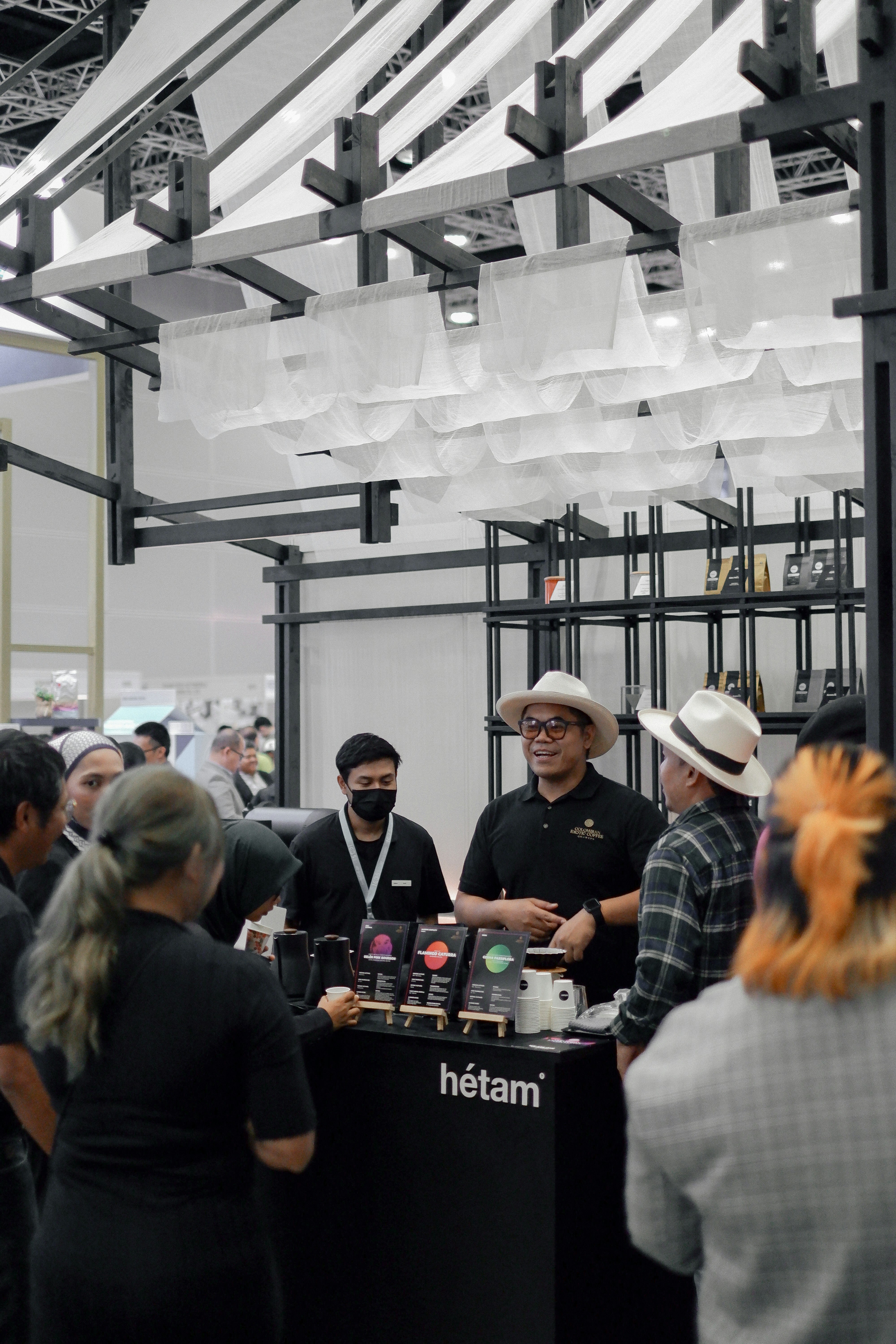 Un groupe de personnes debout autour d’un magasin