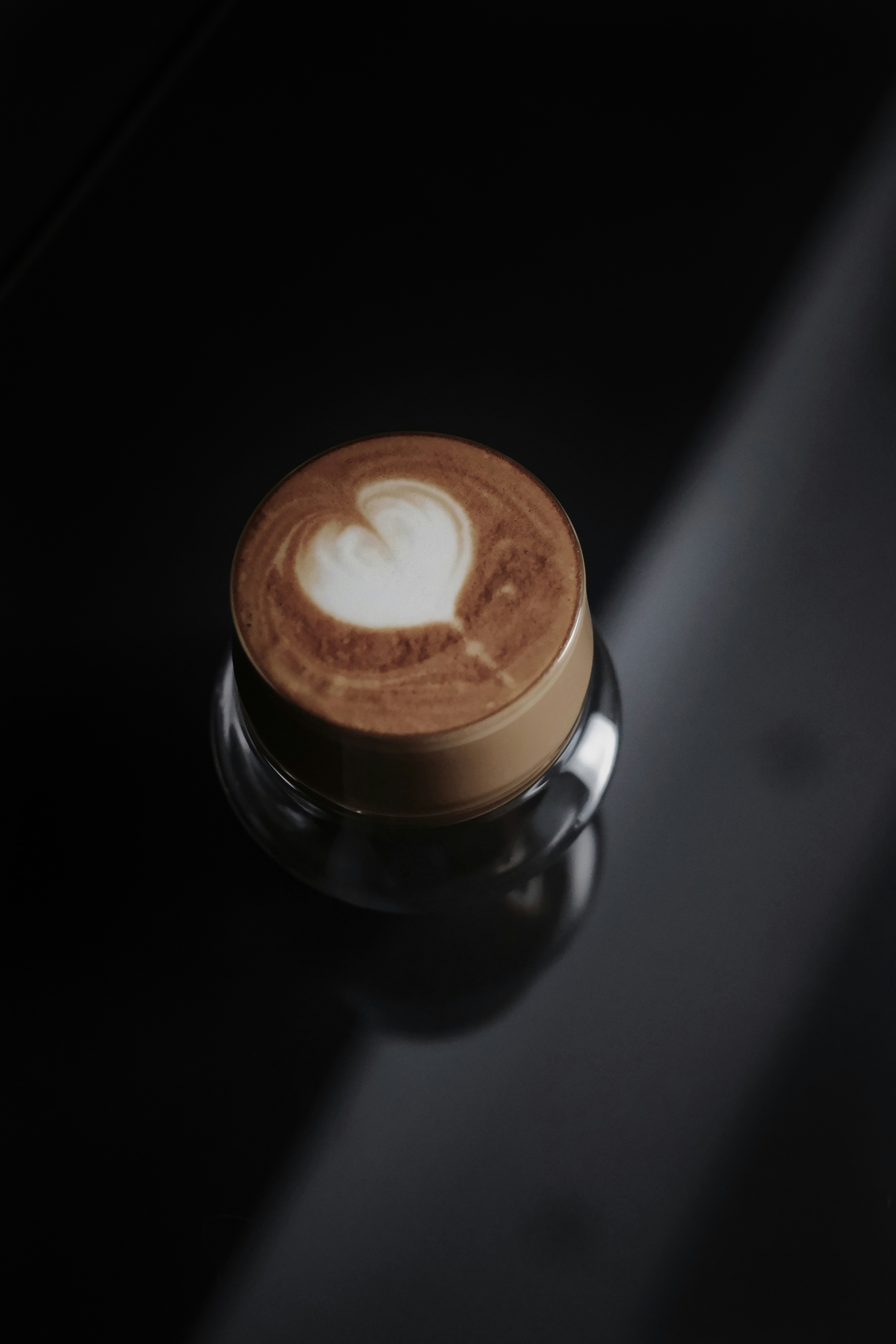 Un cappuccino posé sur une table
