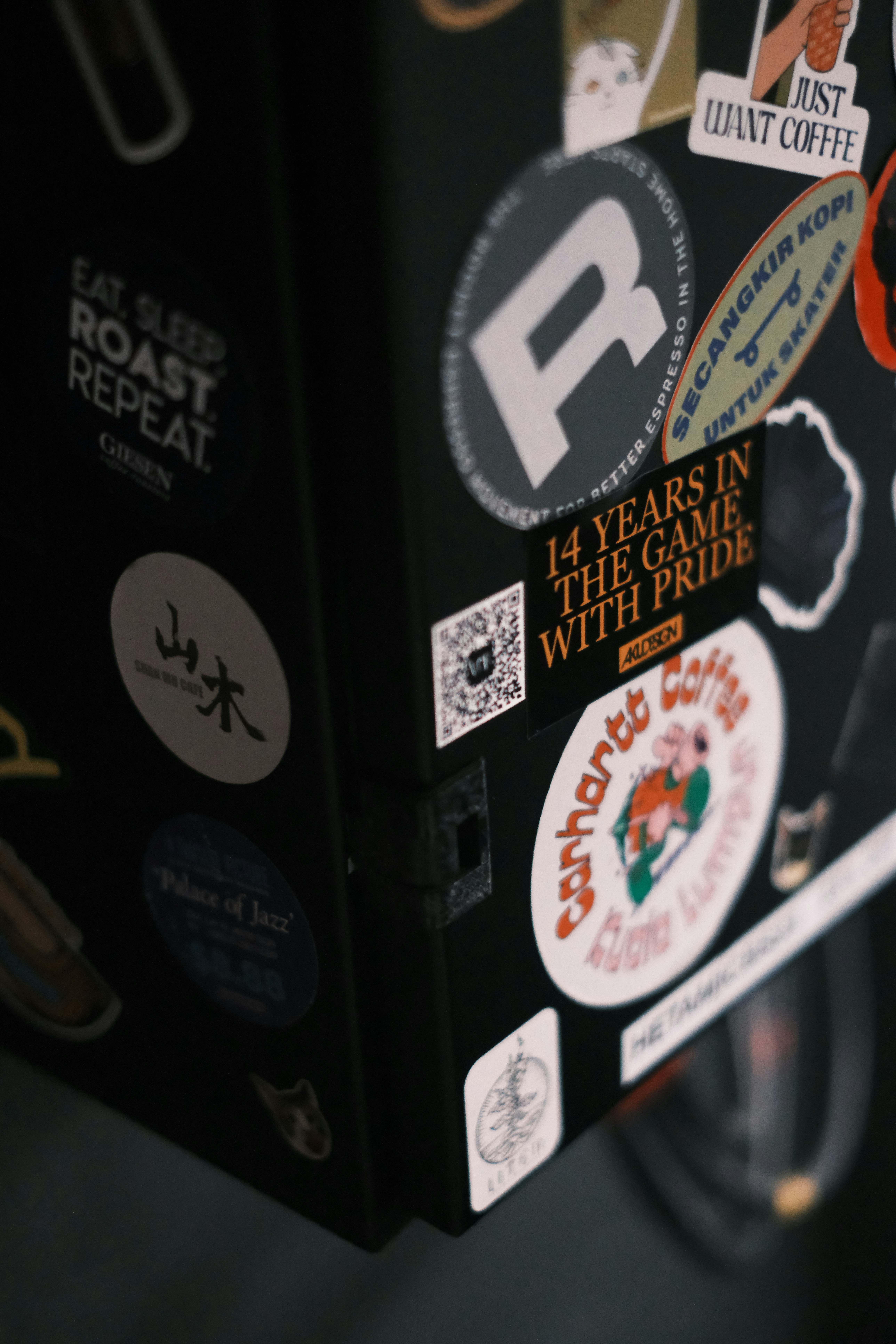 Un réfrigérateur recouvert de nombreux autocollants et aimants