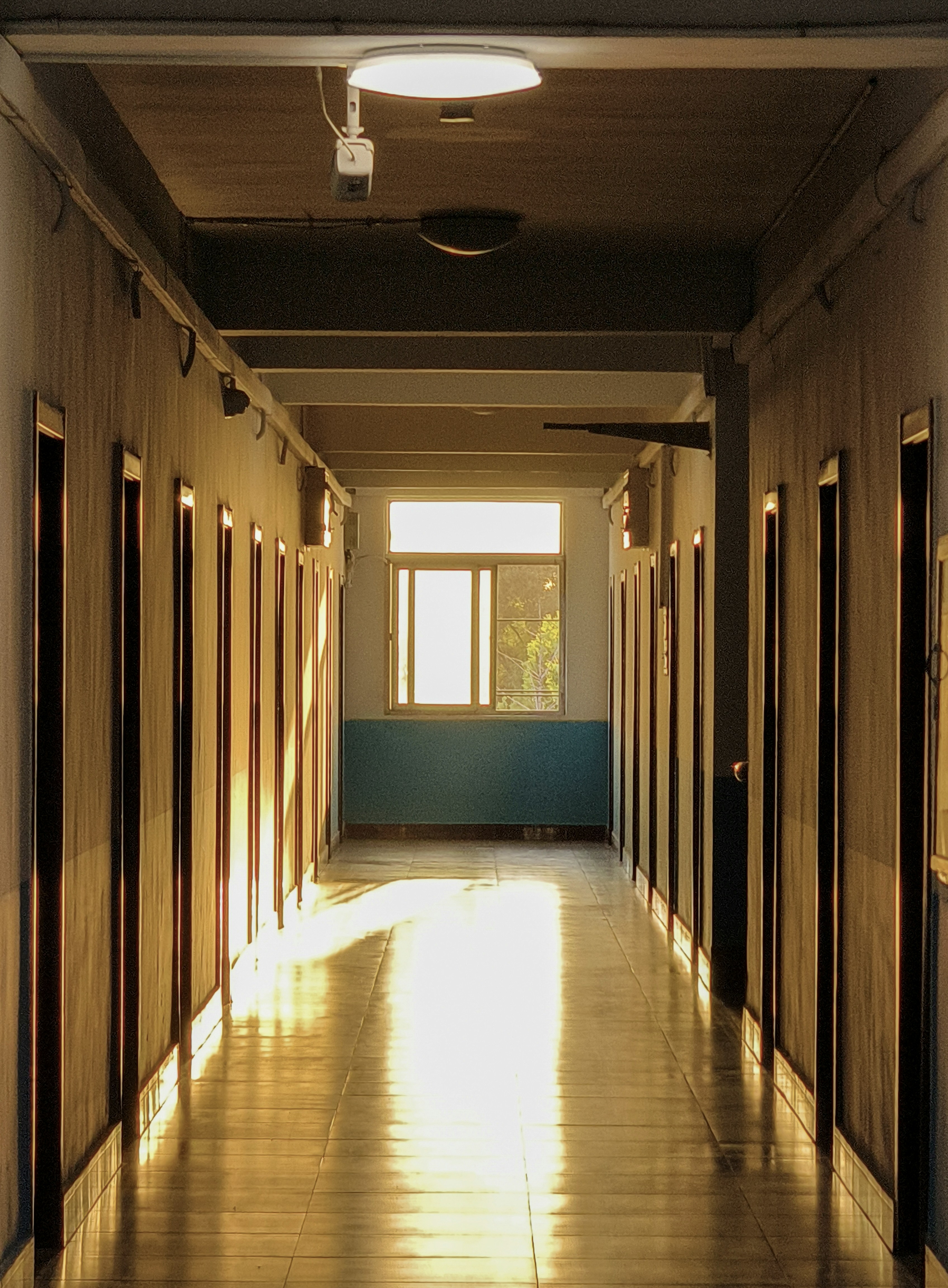 Ein langer Flur mit Türen, die zu einem anderen Raum führen