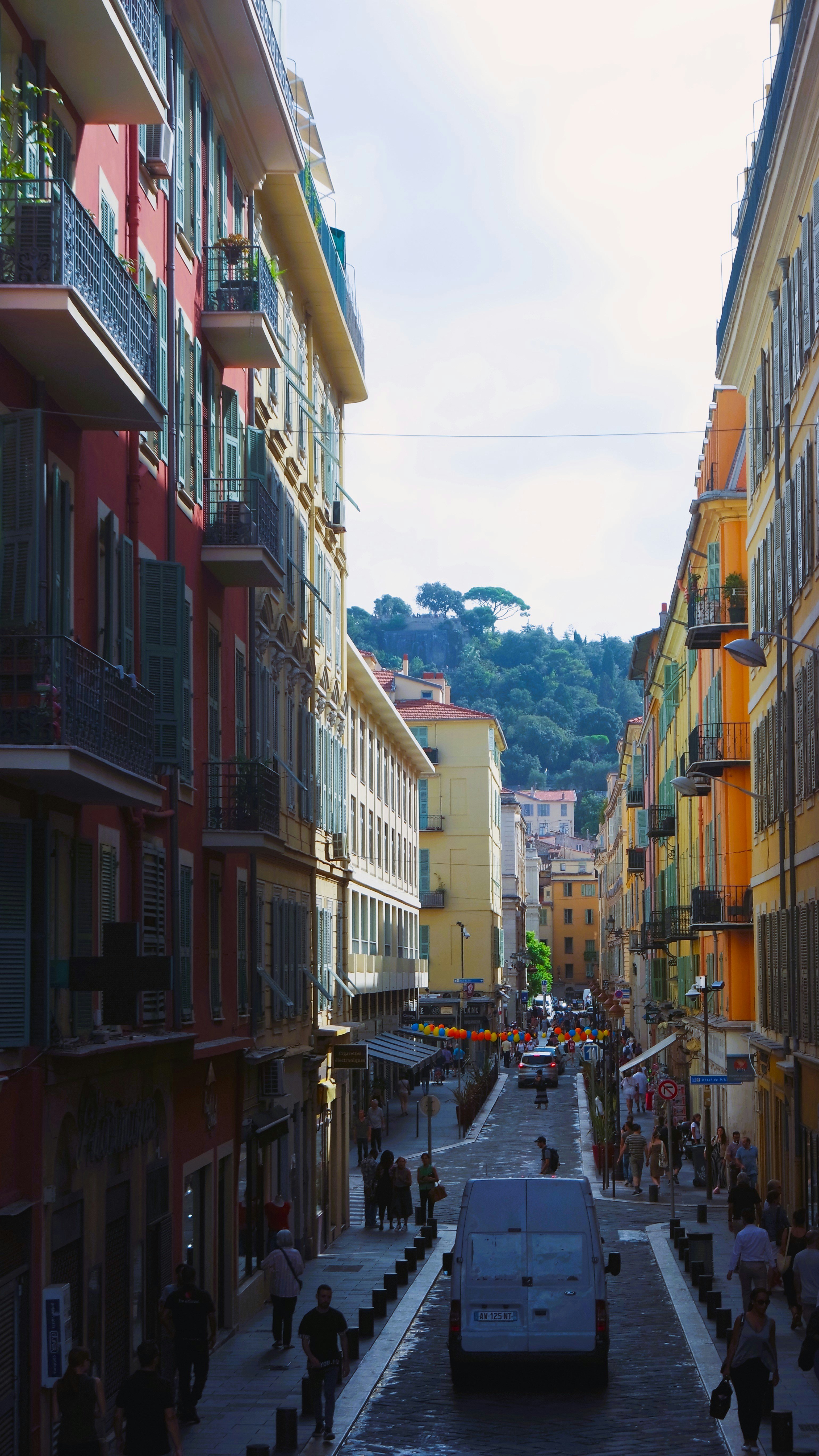 Una furgoneta circula por una calle estrecha