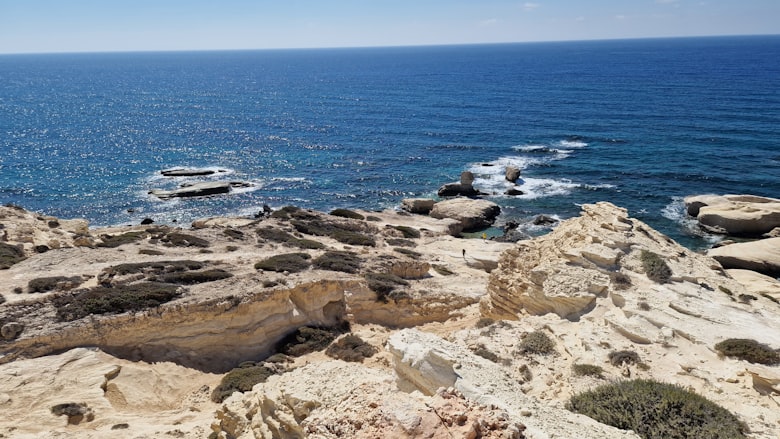 Uitzicht op de zee vanaf een rotsachtige klif op Cyprus