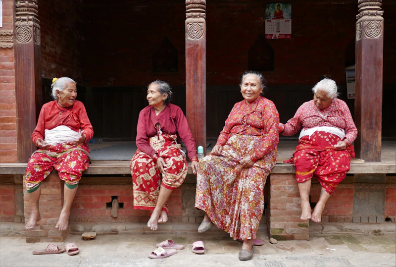 grupo de mujeres maduras elegantes juntas