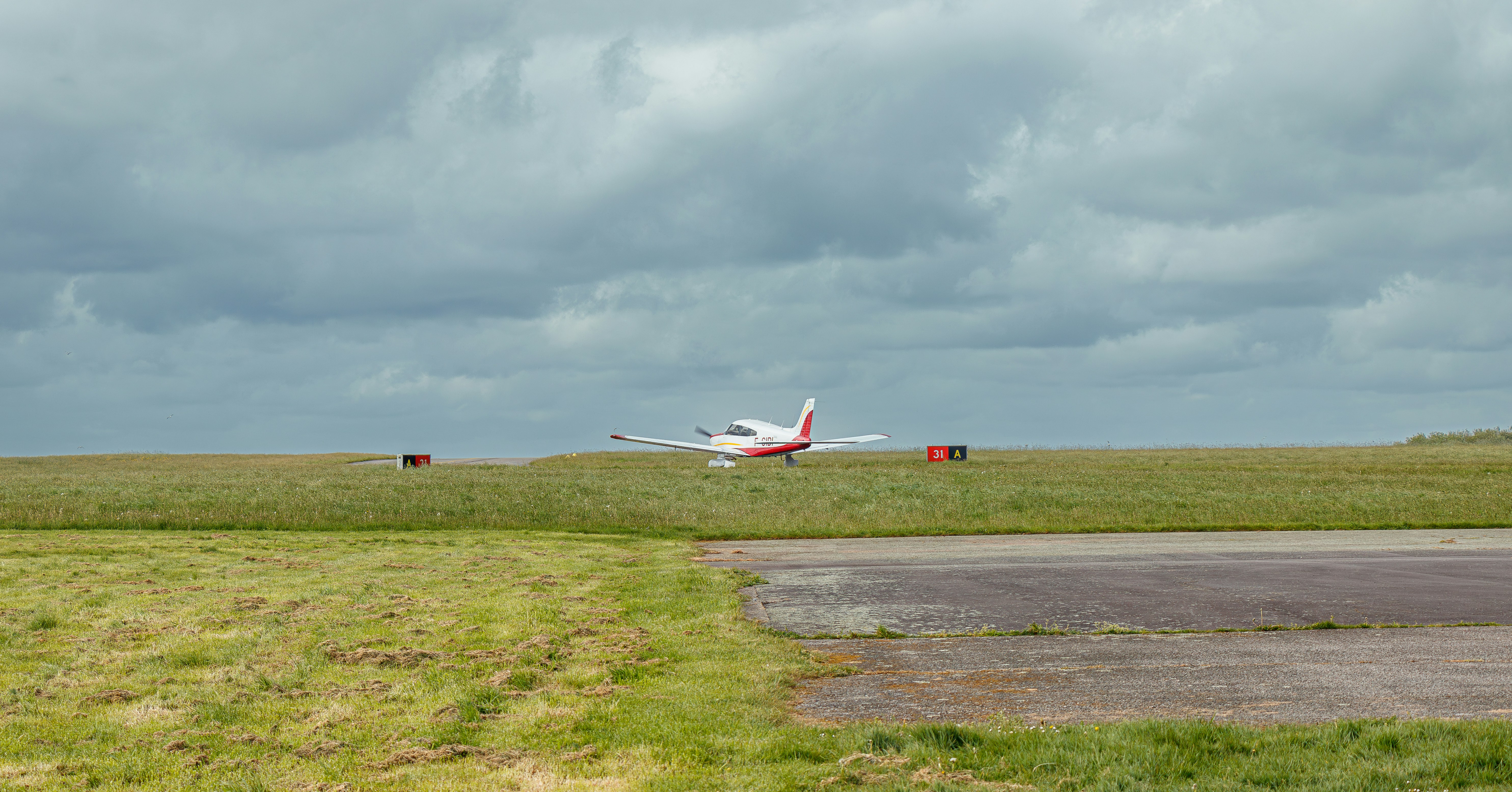 Un avión que está sentado en la hierba