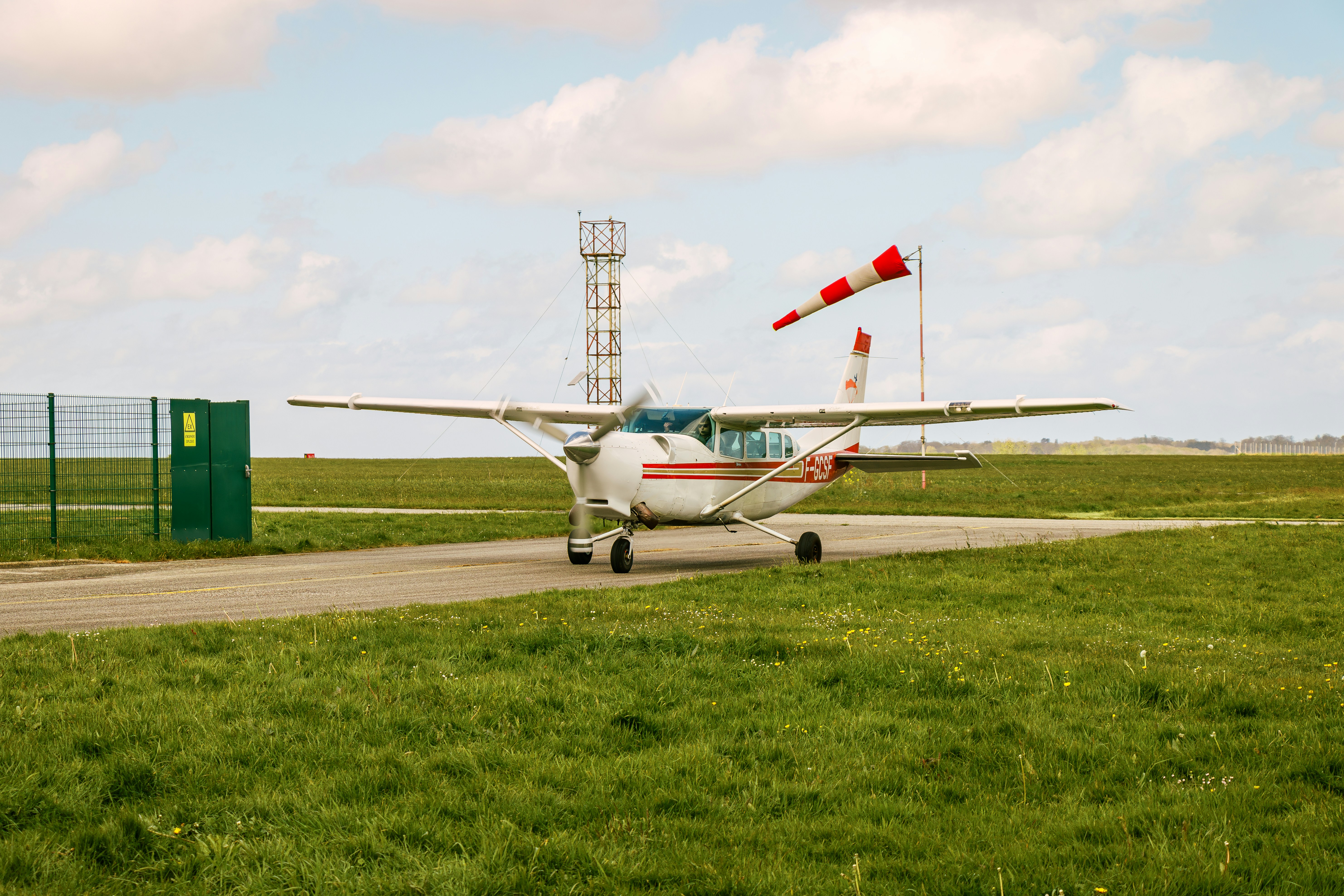 Un pequeño avión está parado en una pista