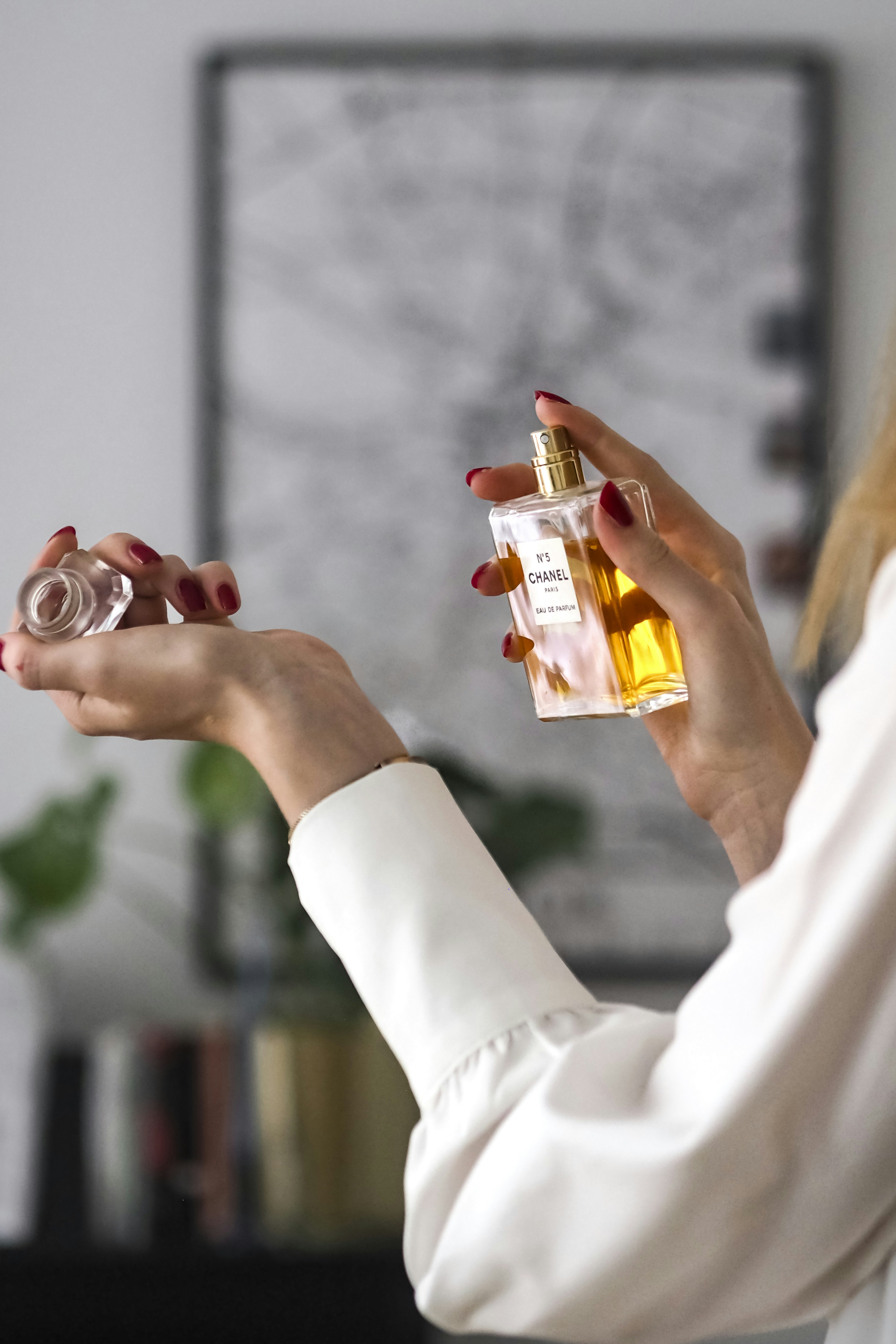 Una mujer con un frasco de perfume en la mano