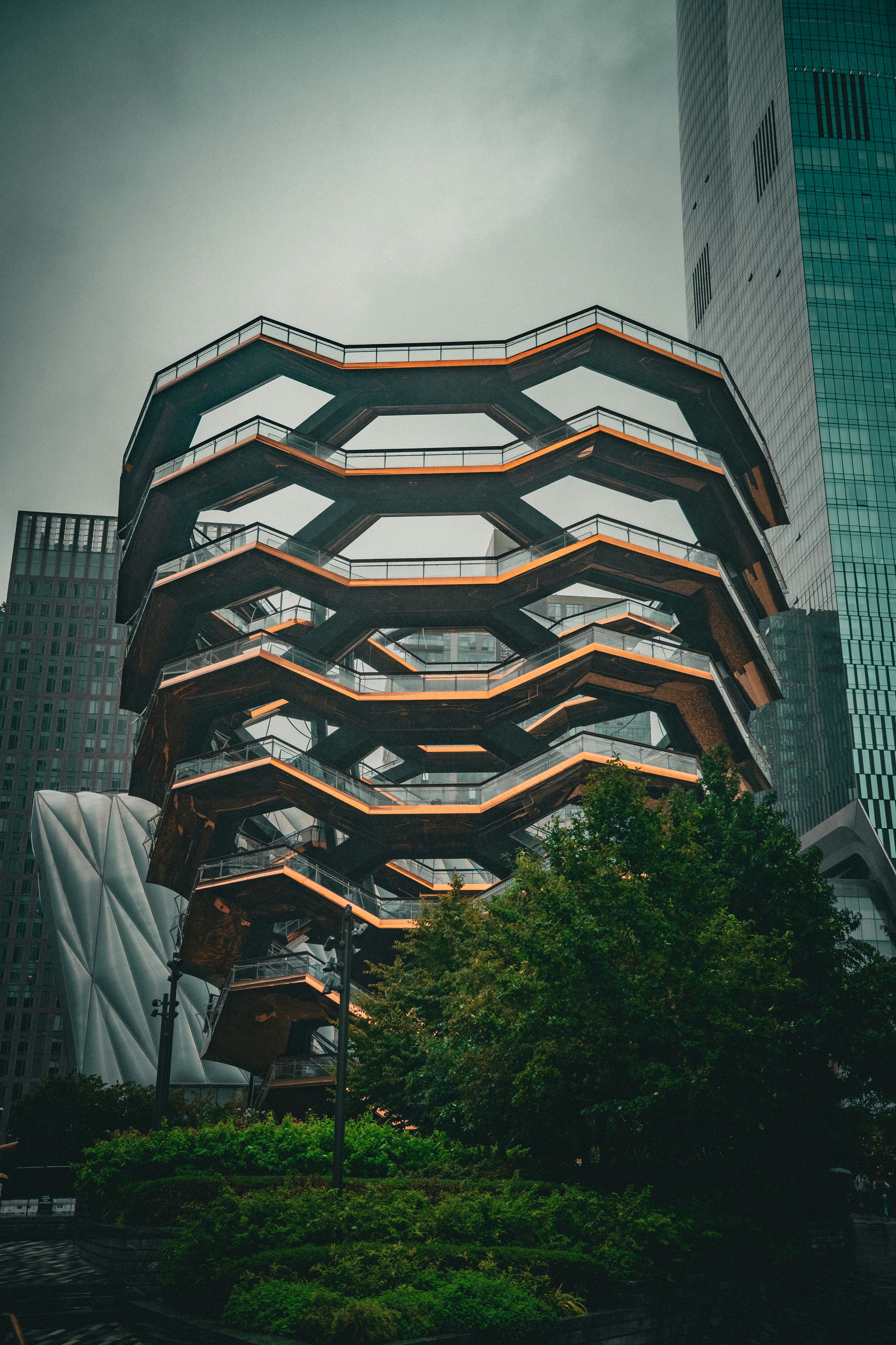 A very tall building in the middle of a city