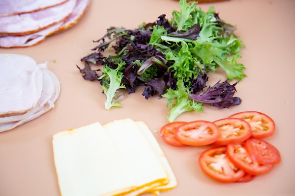 Kalkoen-spiesjes met groene salade — receptfoto
