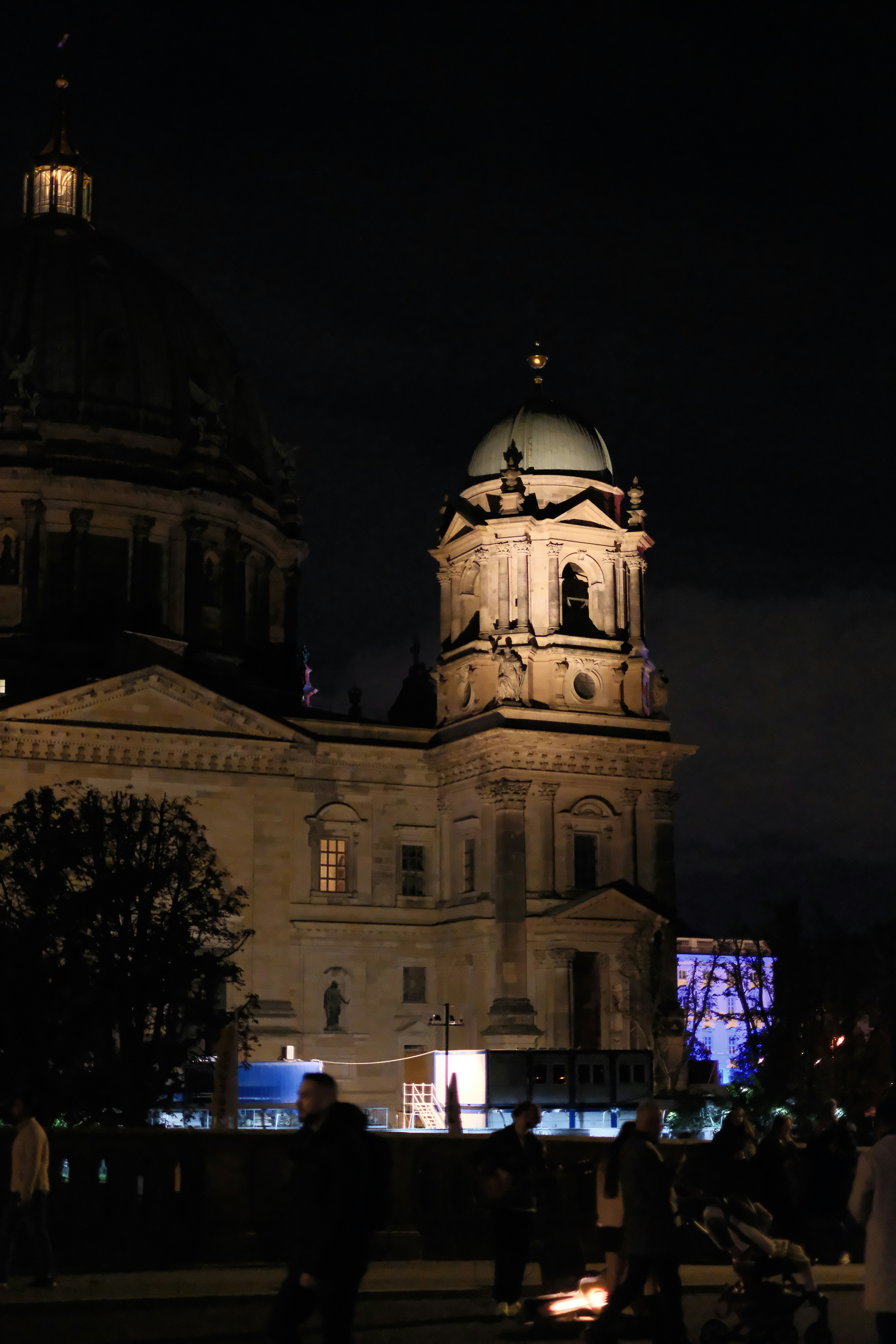 night,illuminated,city life,multi colored,architecture,outdoors,graffiti,building exterior,nightlife,built structure,metro,train,hauptbahnhof,berlin - S8utk83506Y
