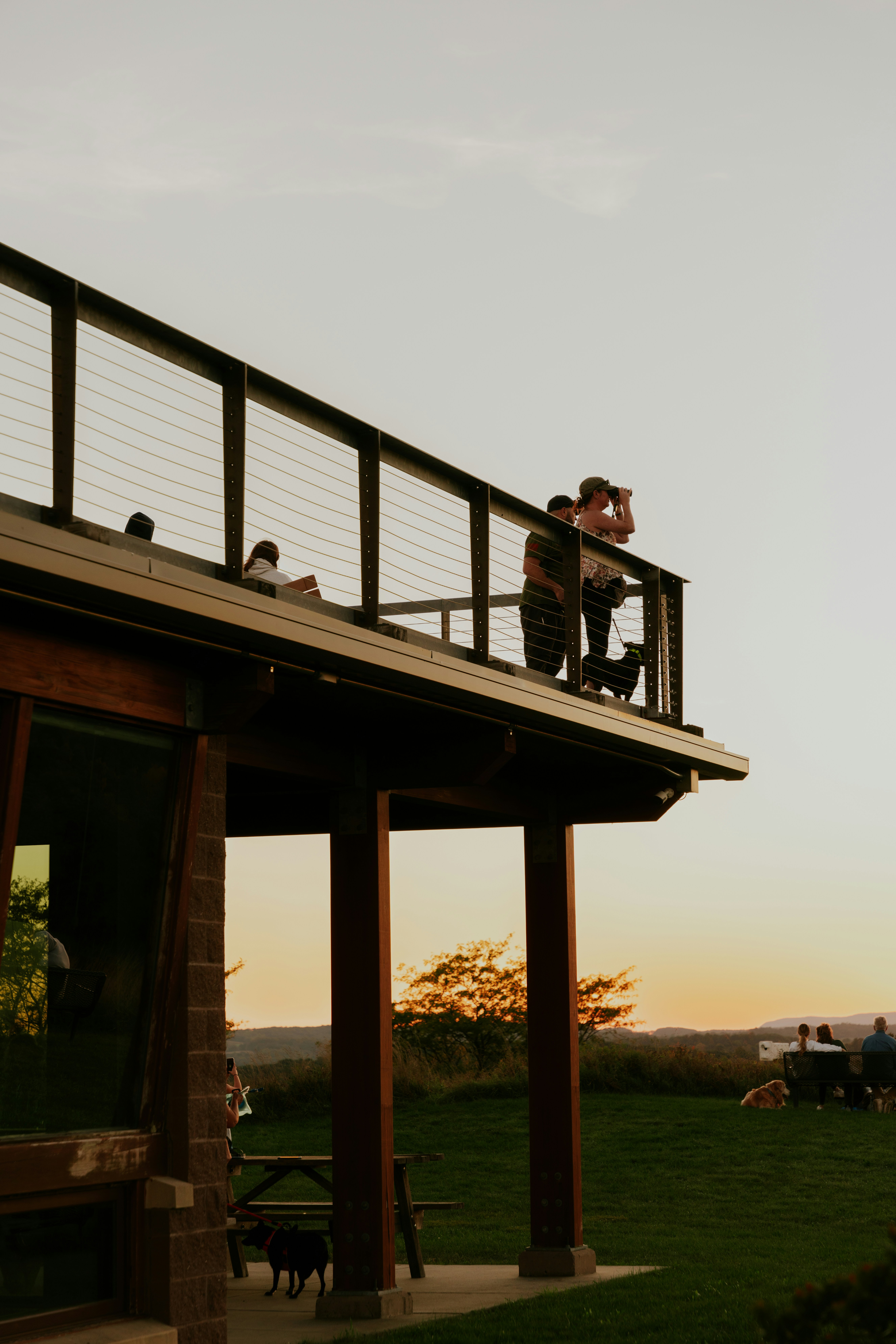 Eine Gruppe von Menschen, die auf einer Brücke stehen