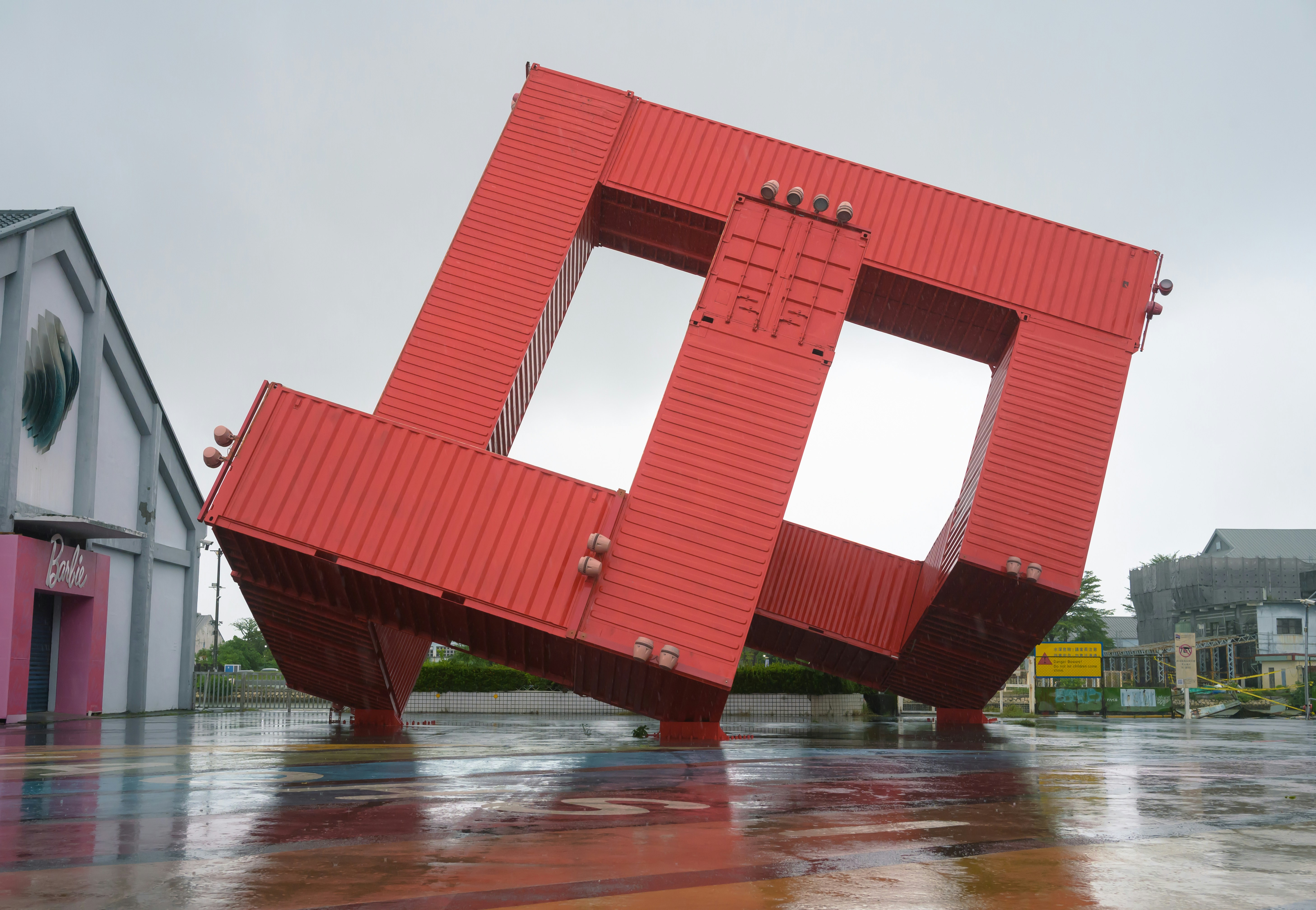 A large red object sitting in the middle of a street photo – Free 台湾 ...