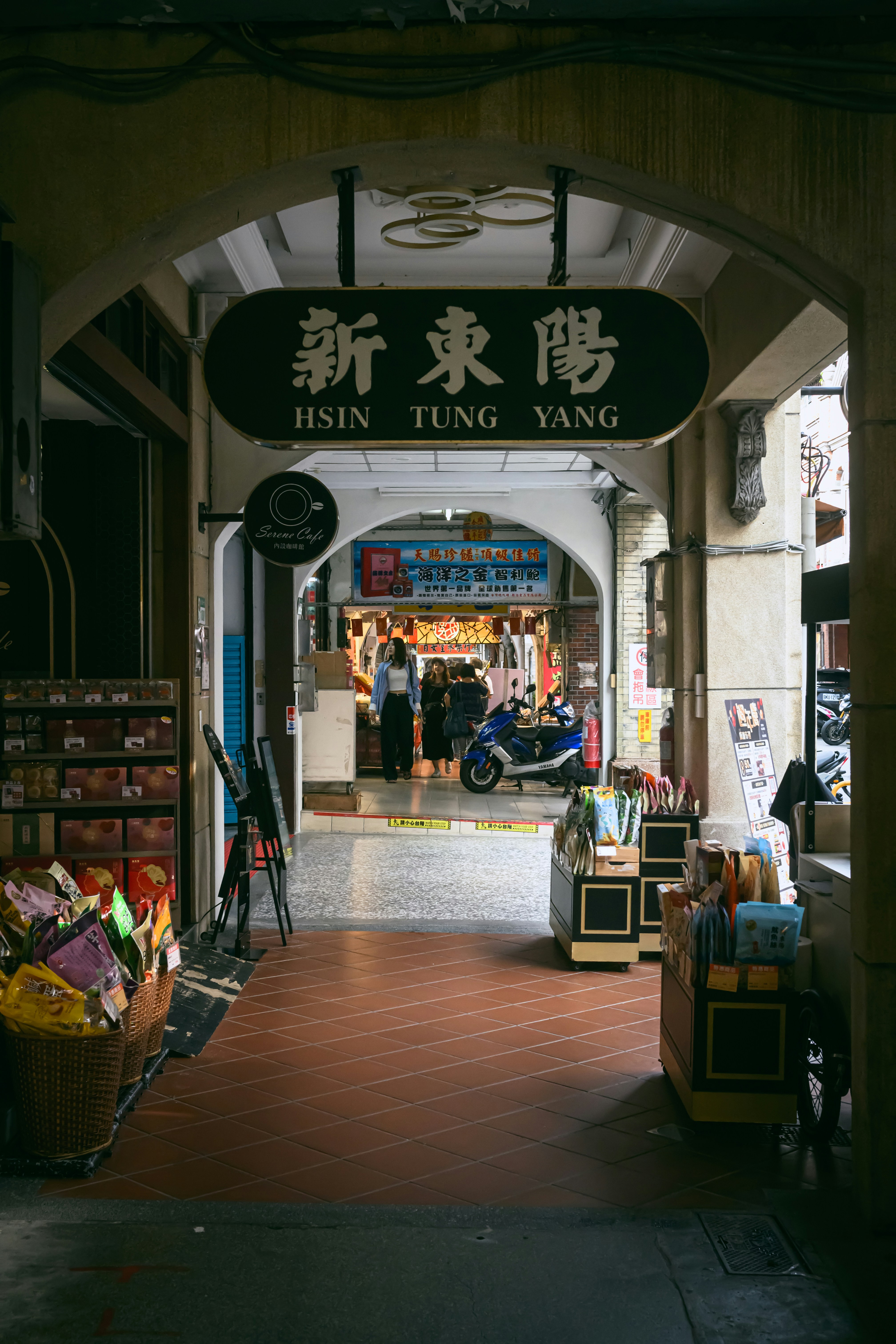 A long hallway with a sign that says sushi tung yang