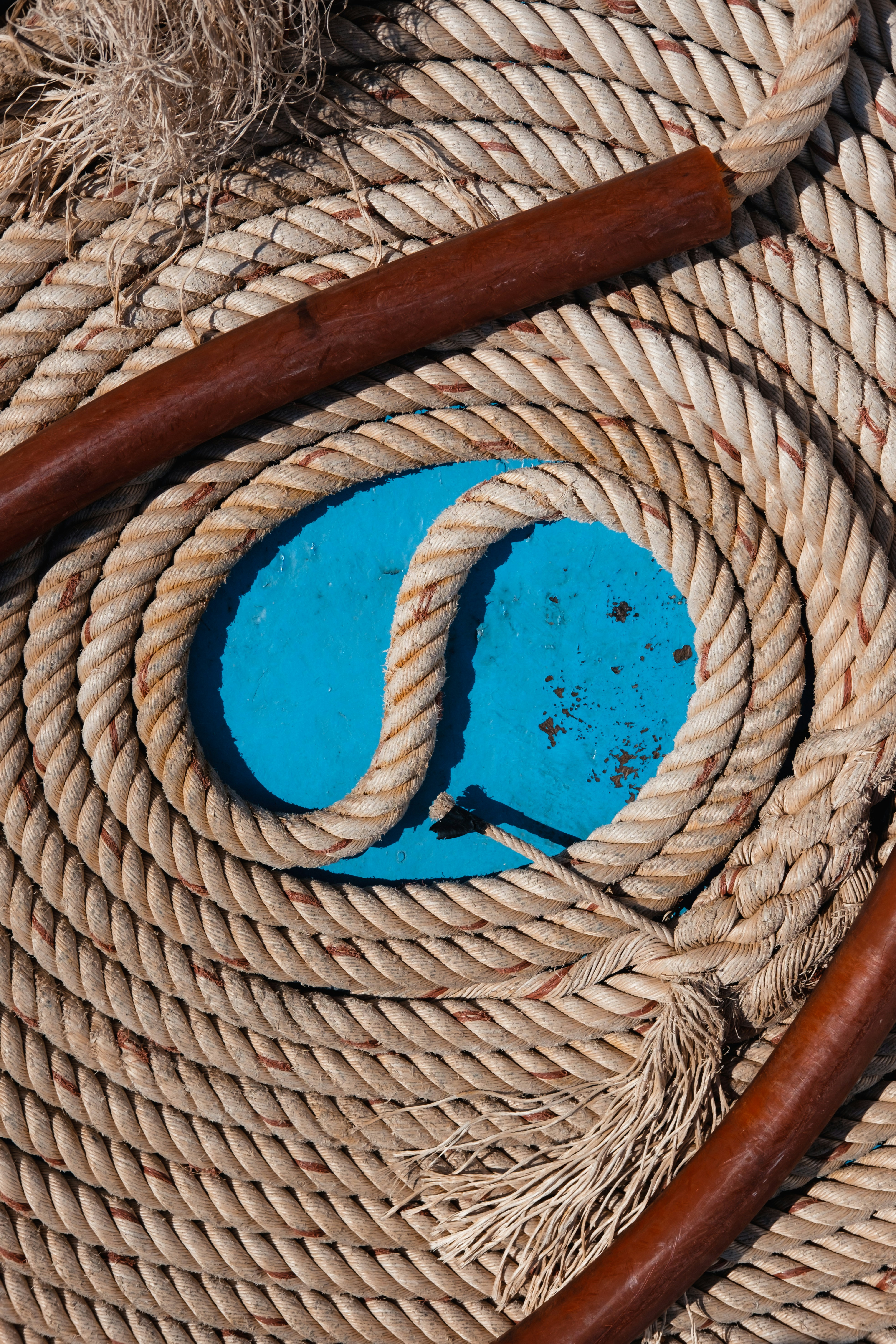Un gros plan d’une corde avec un cercle bleu dessus