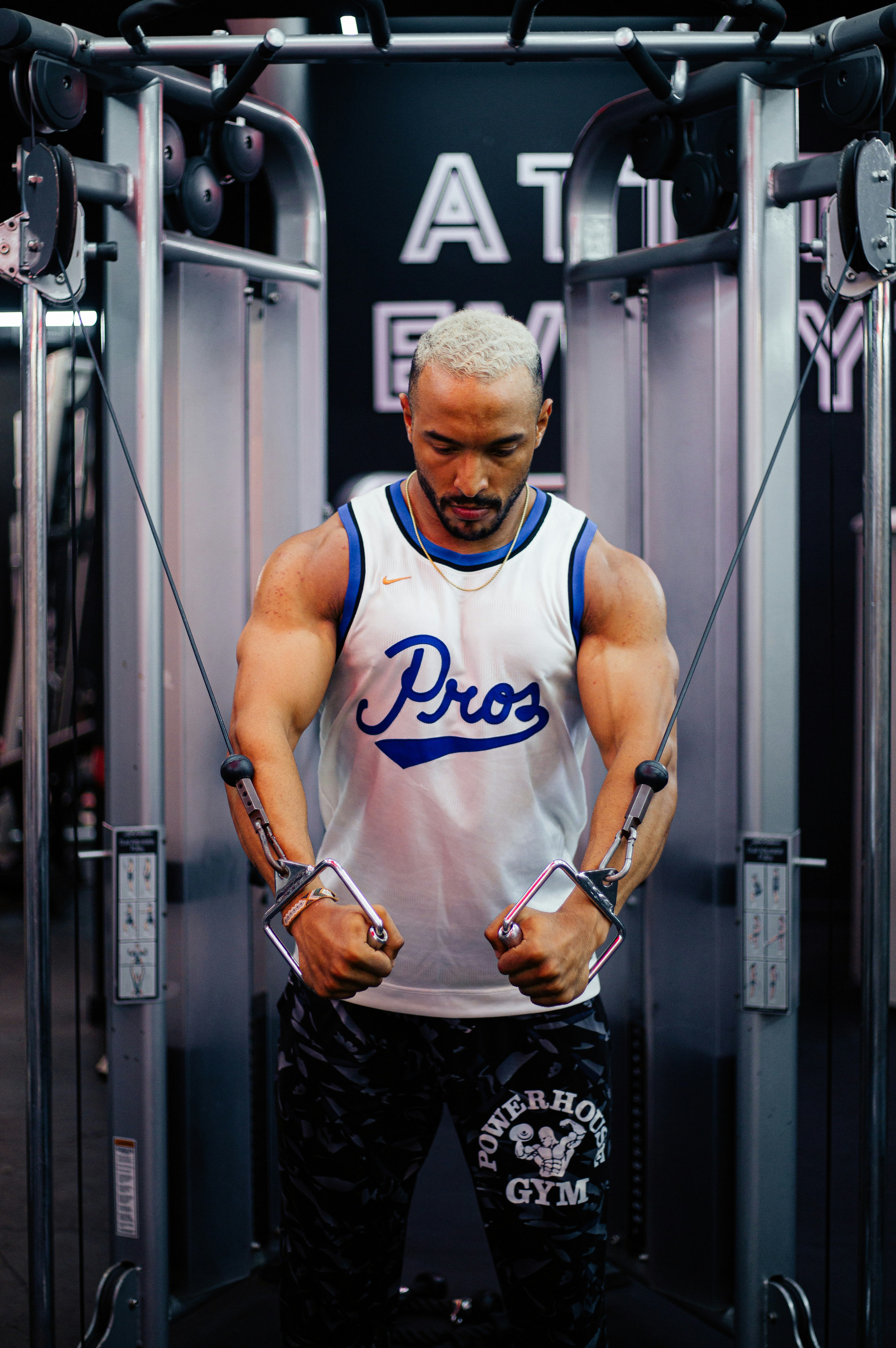 Seorang pria berdiri di depan mesin gym