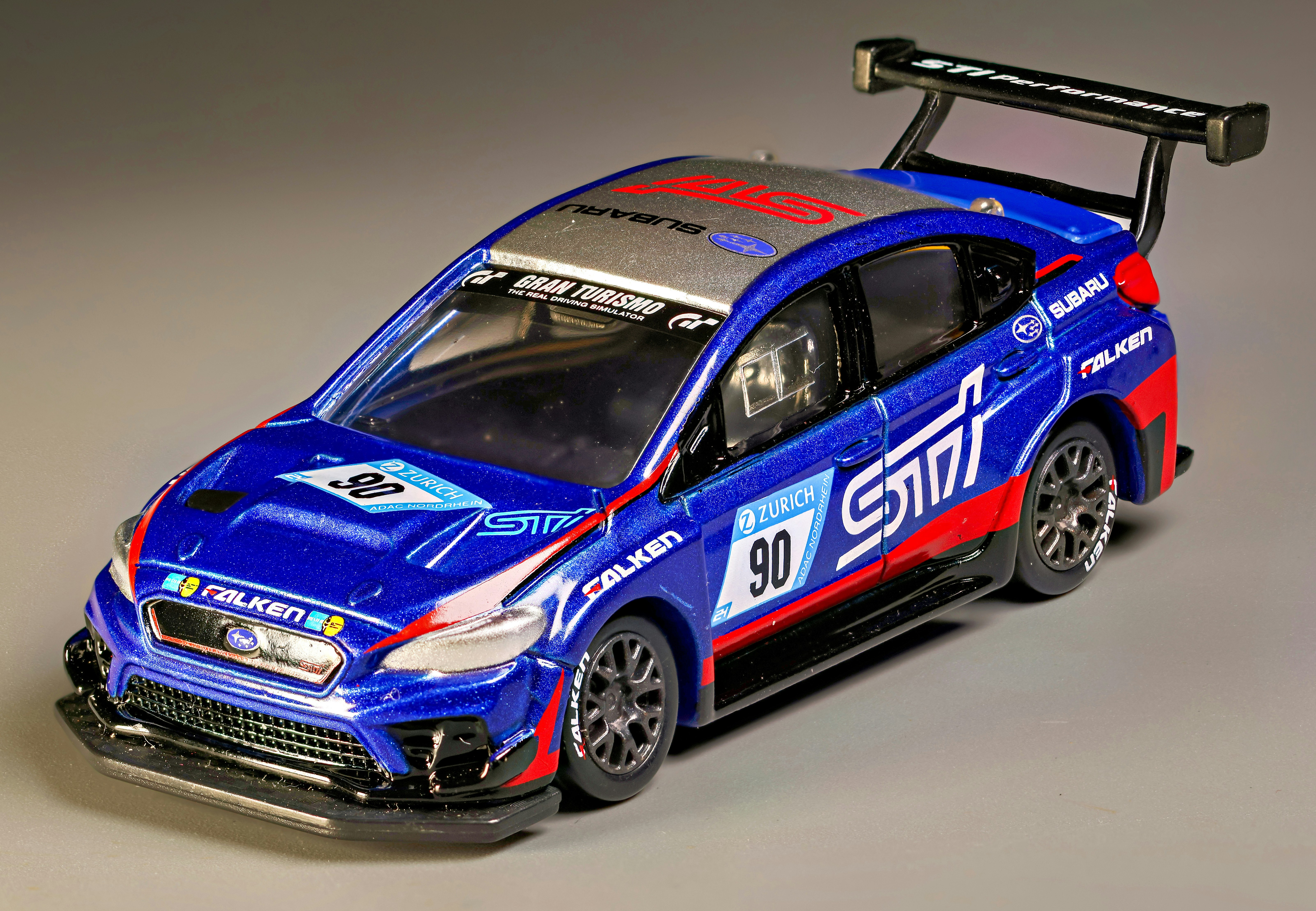 Ein blaues Auto mit einem rot-weißen Streifen darauf