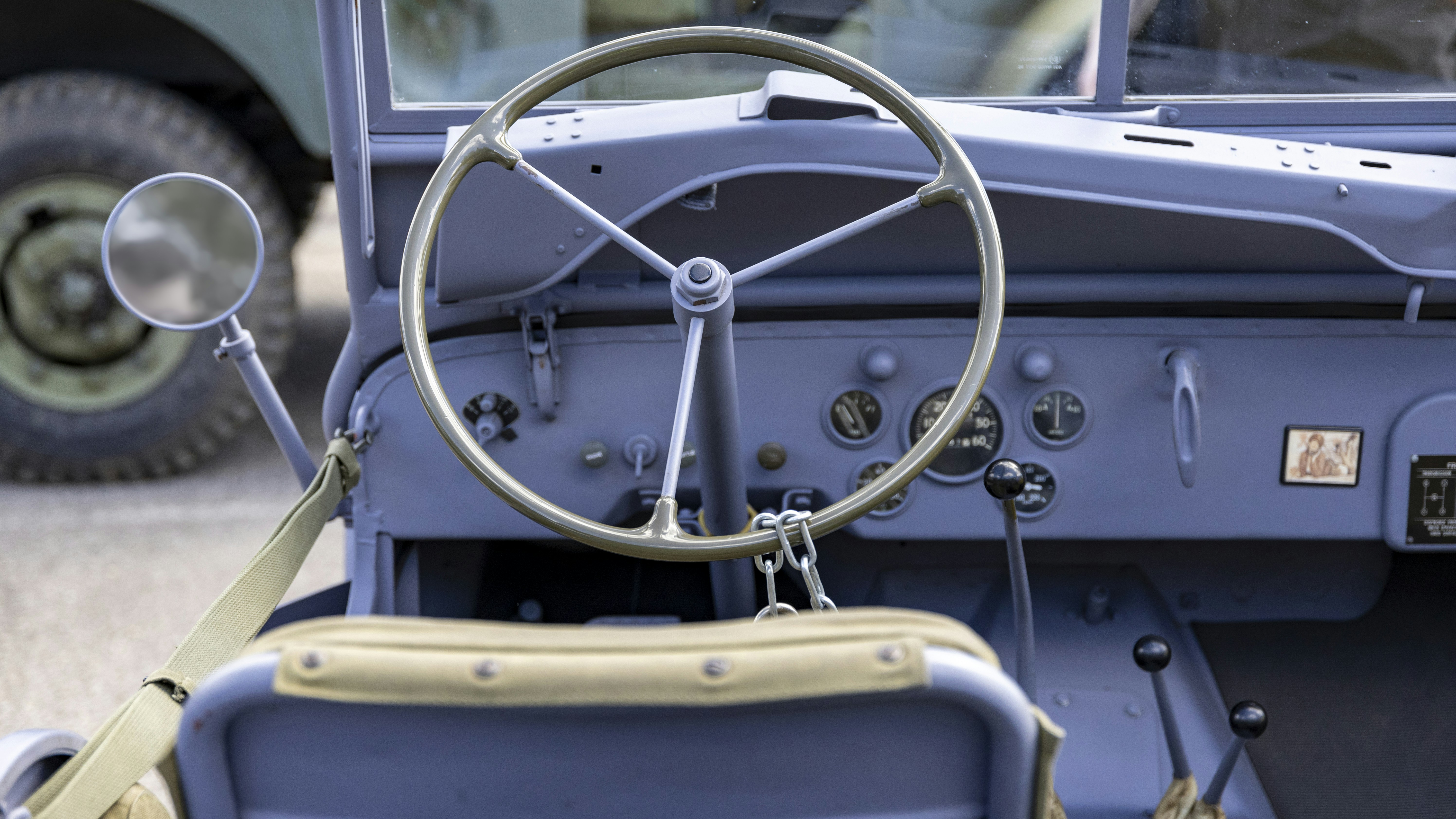 Ein blaues Auto mit Lenkrad und Armaturenbrett
