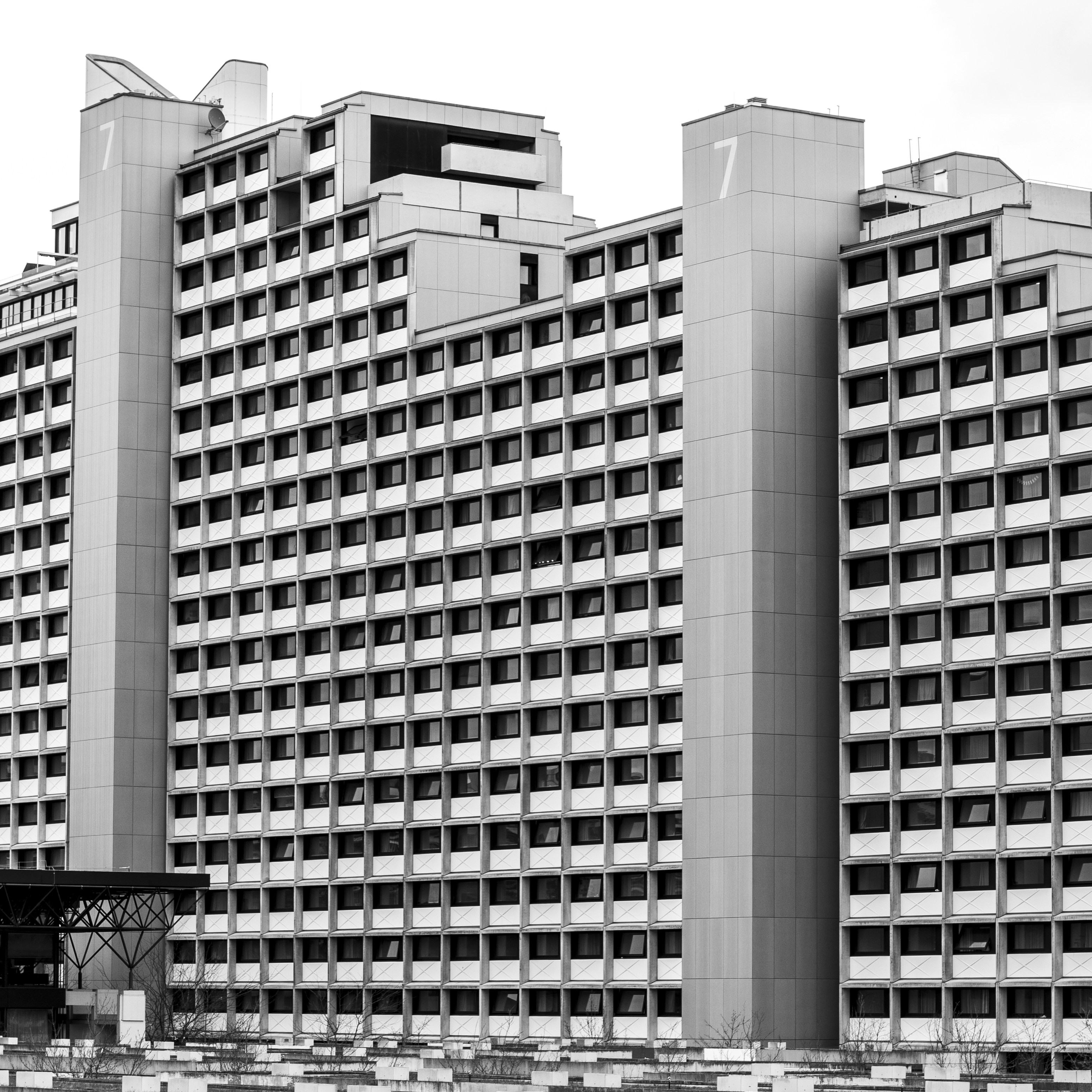 Ein Schwarz-Weiß-Foto eines großen Gebäudes