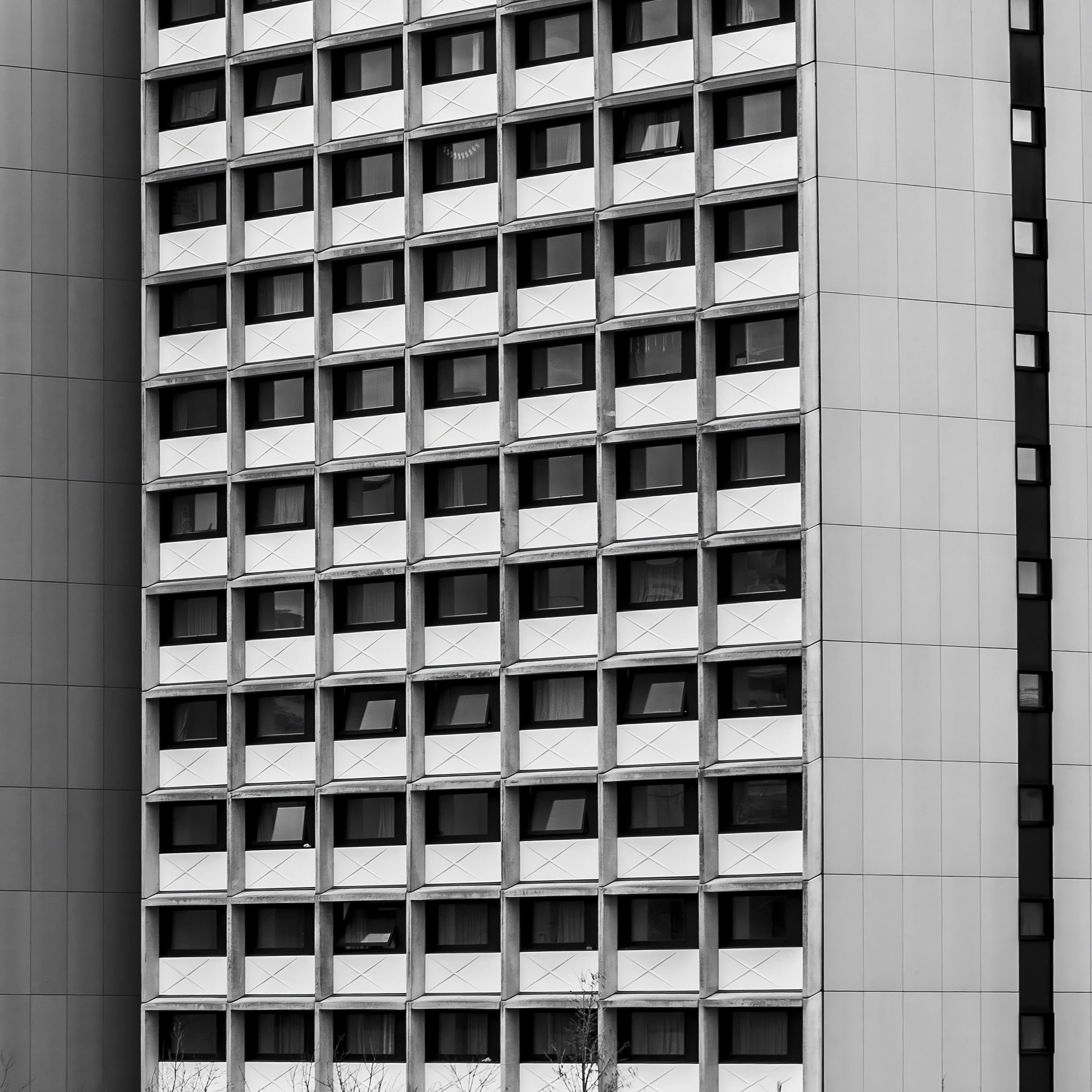 Ein Schwarz-Weiß-Foto eines hohen Gebäudes