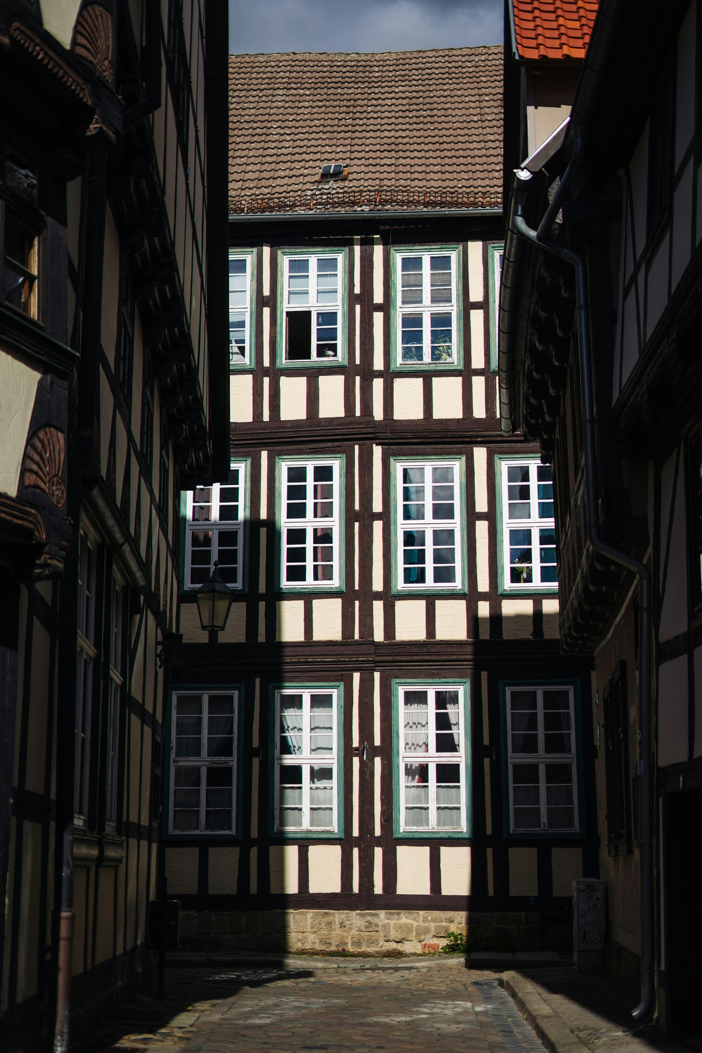A narrow alley way with a building in the background
