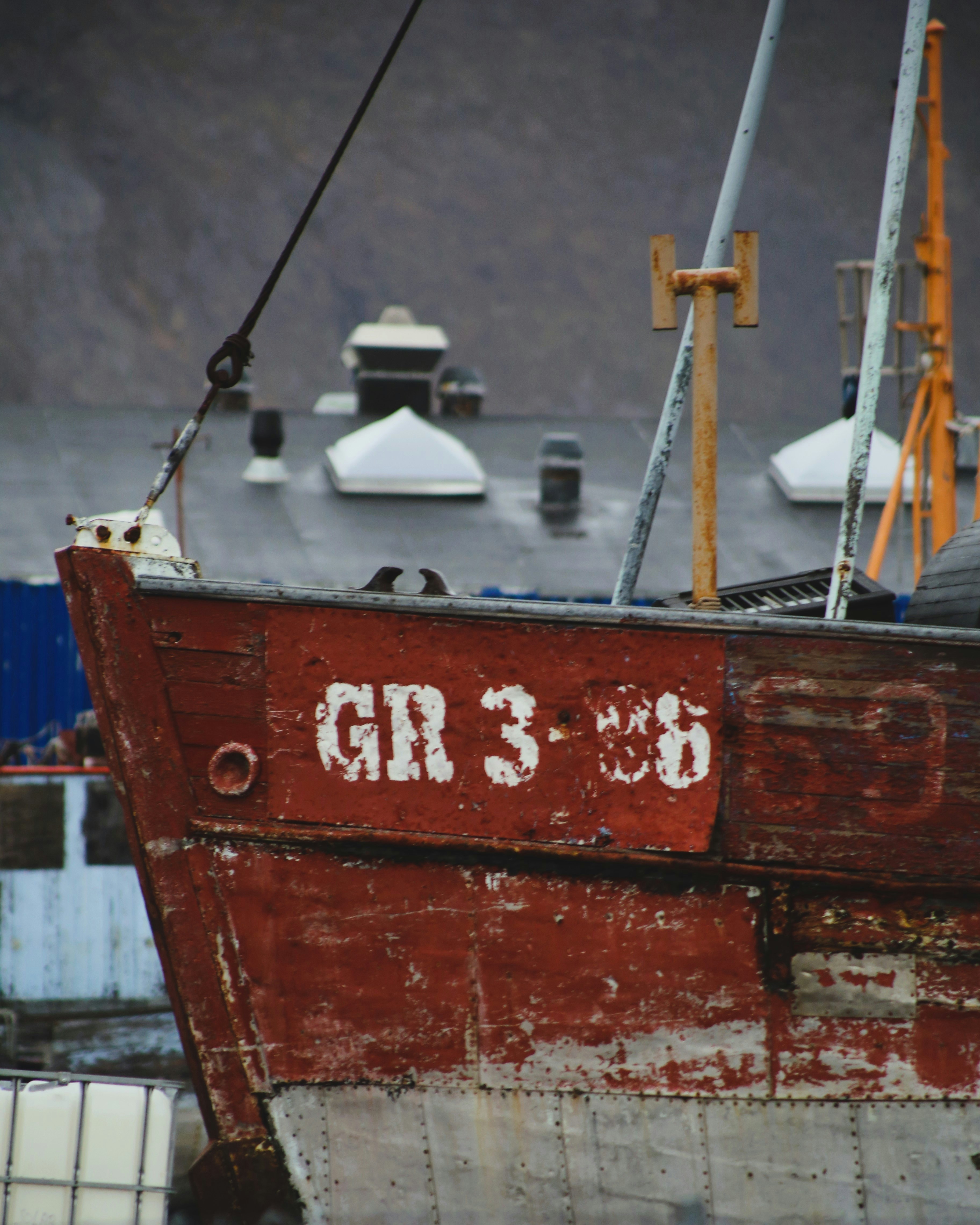 Un barco que está sentado en el agua