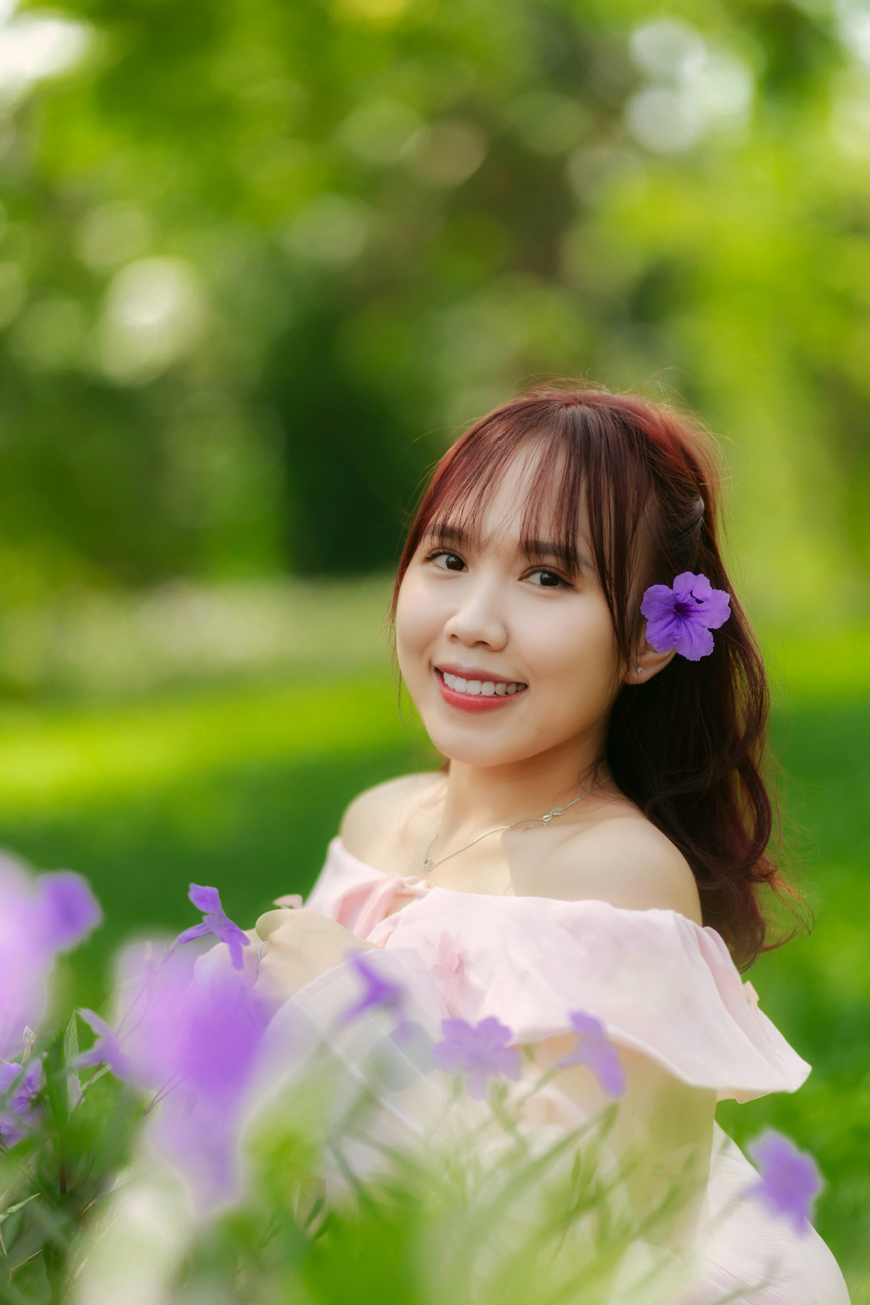 Eine Frau mit einer Blume im Haar