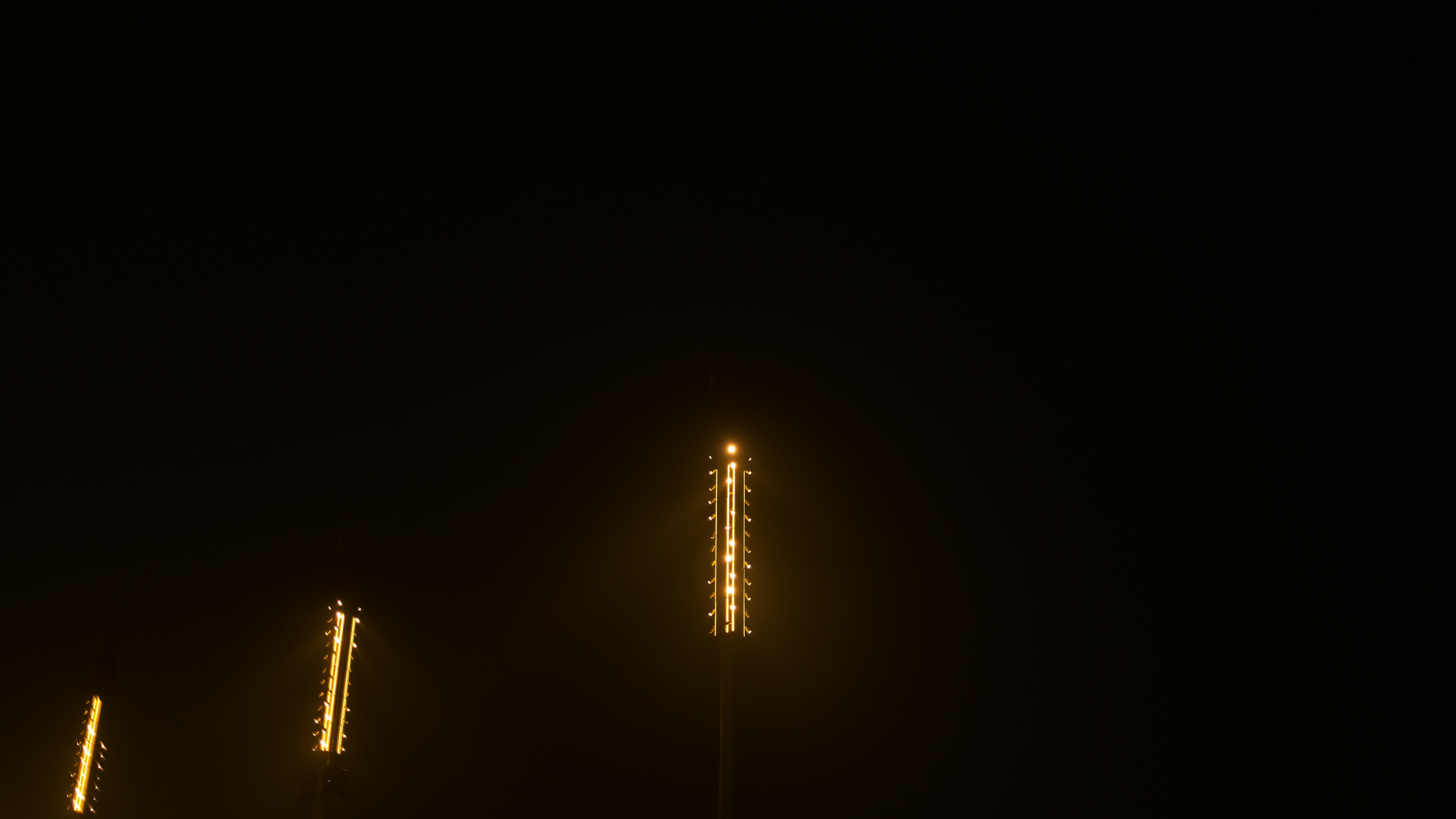 A group of lights that are in the dark