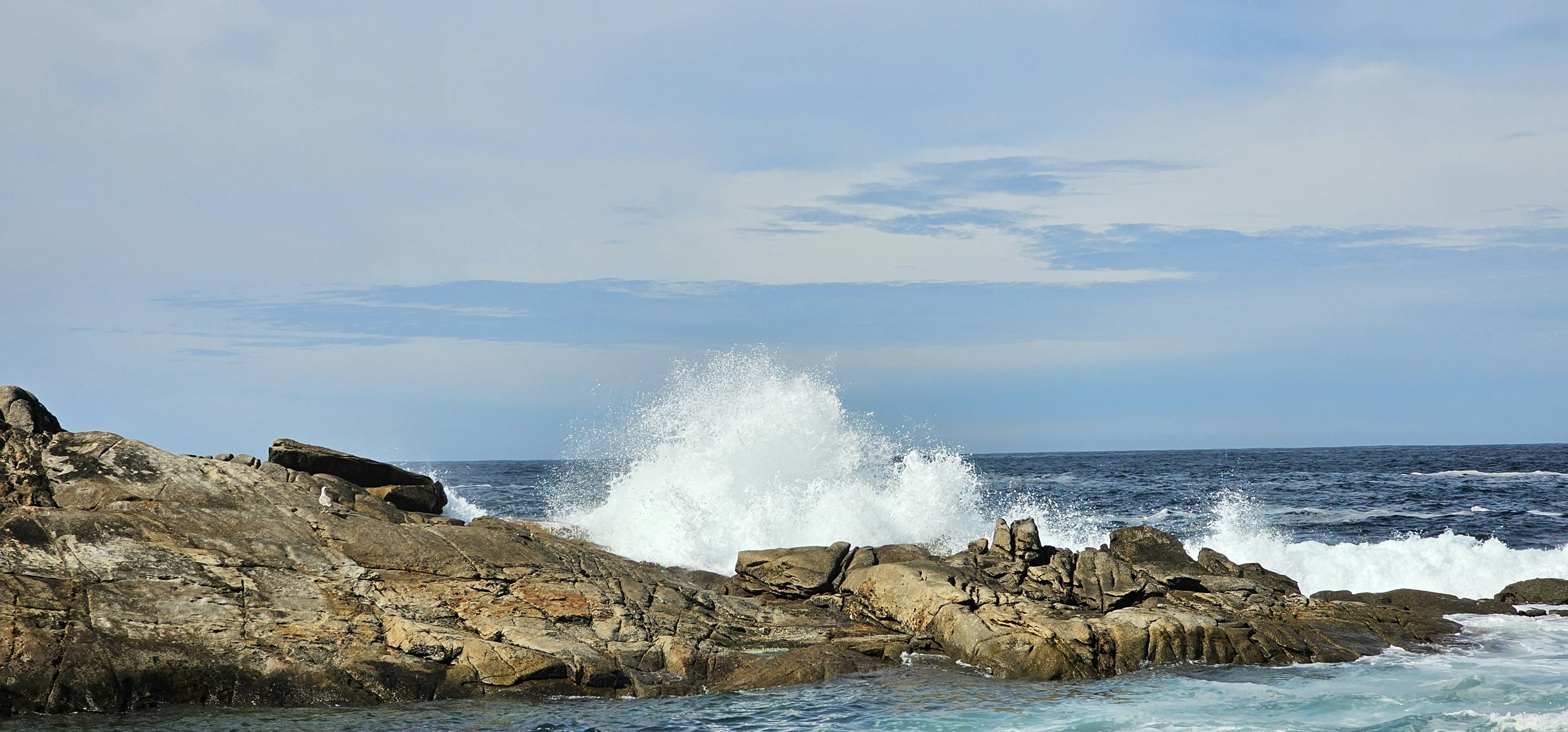 岩場に打ち寄せる大波