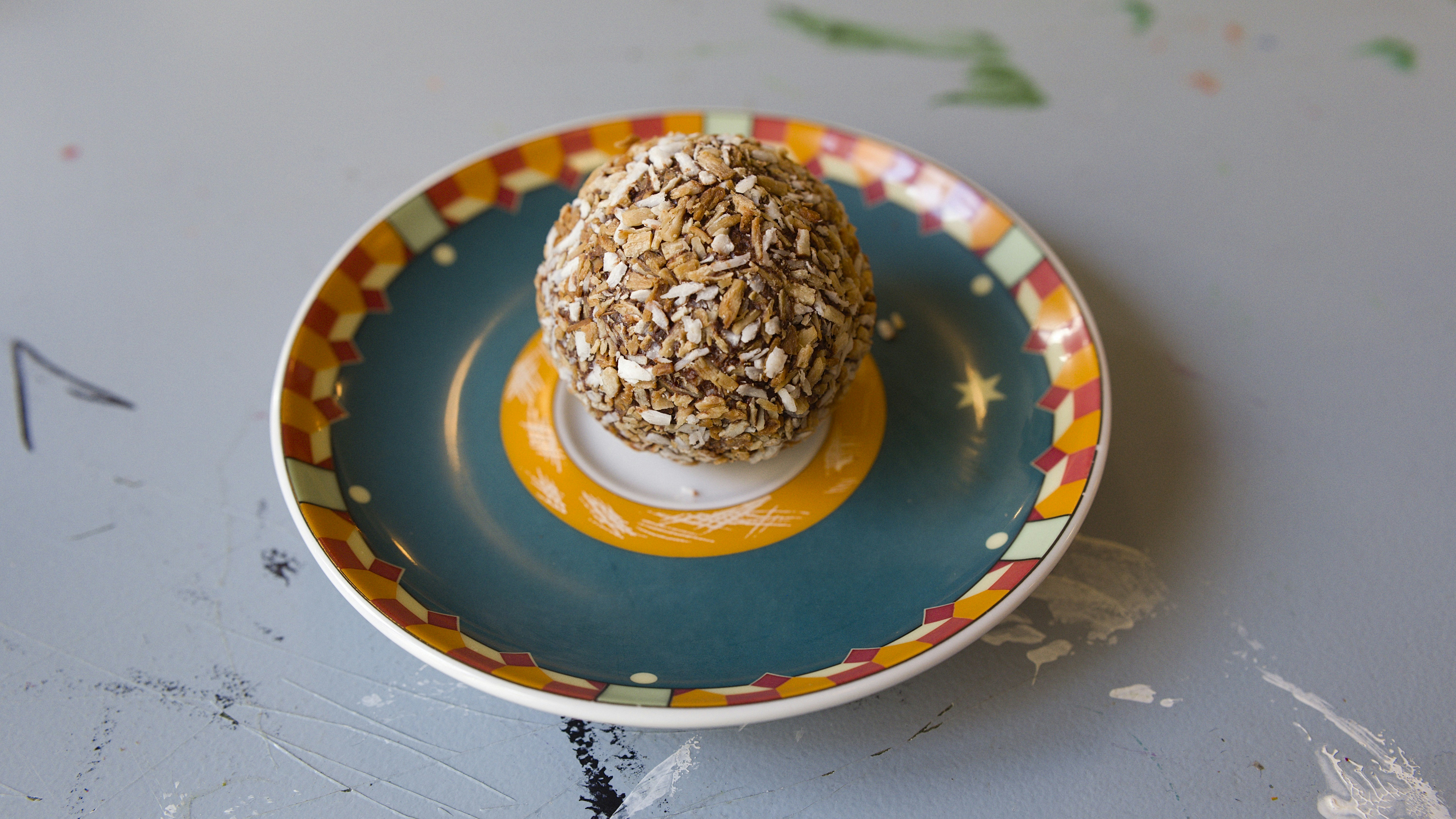 Um prato com uma sobremesa sobre ele sentado em uma mesa