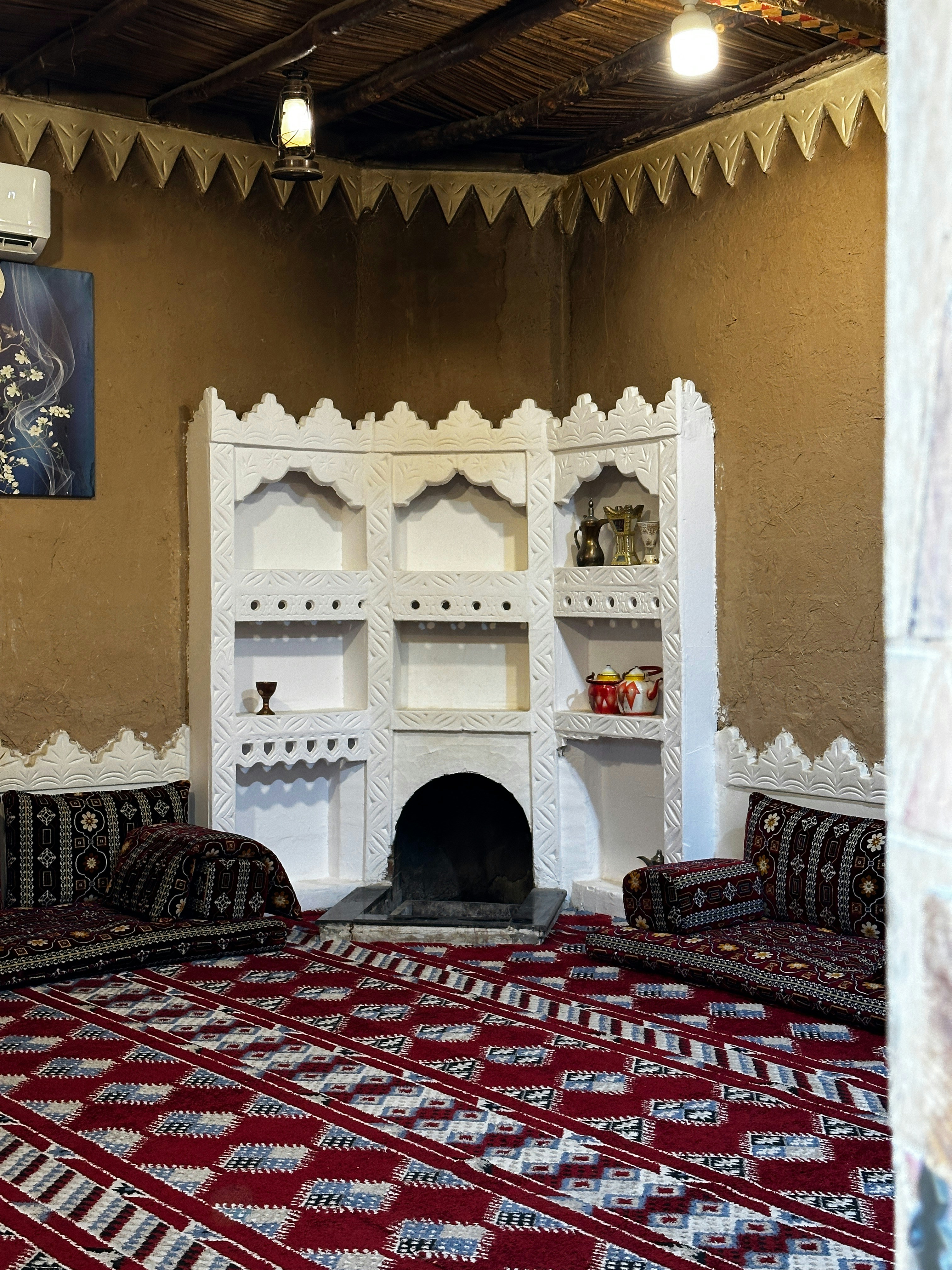 Cosy bed and breakfast room with traditional furnishings, warm tones and a welcoming atmosphere