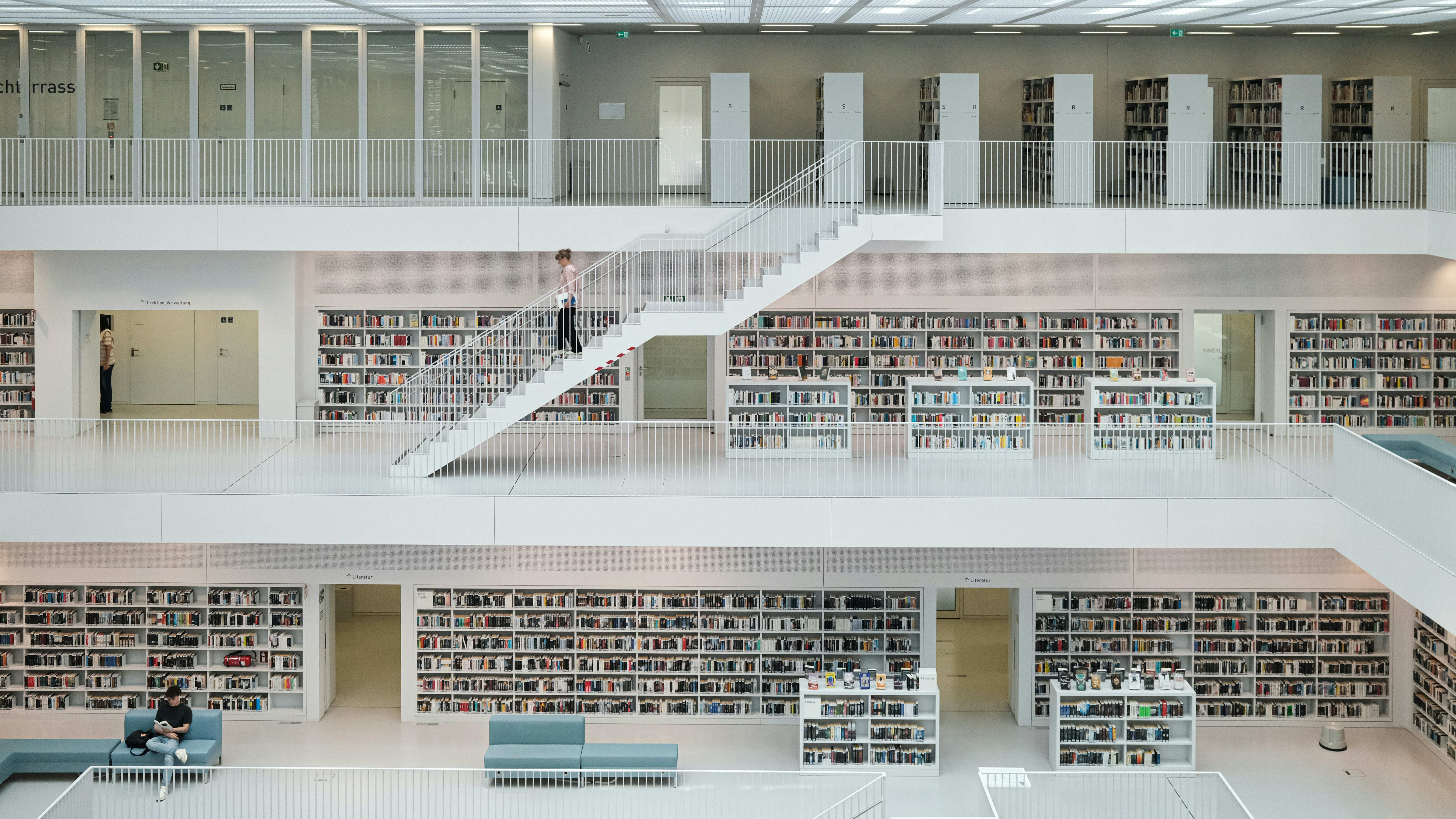 Eine große Bibliothek mit vielen Büchern
