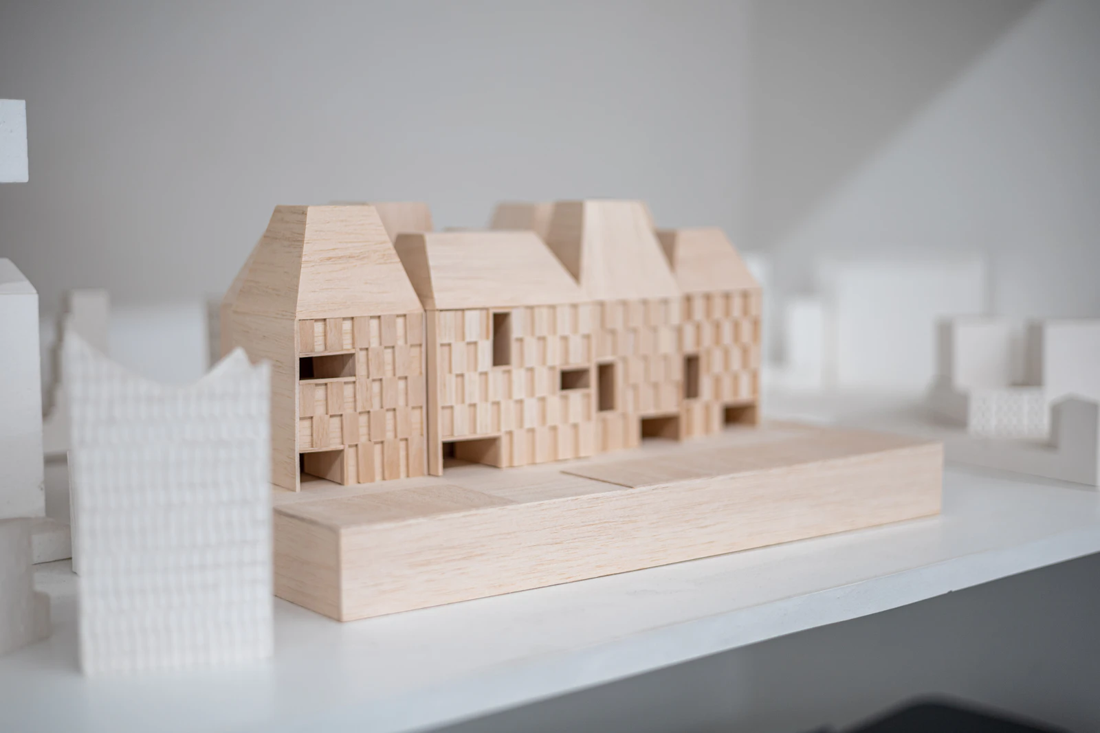 Maquete de estudo de um projeto residencial sobre a bancada.