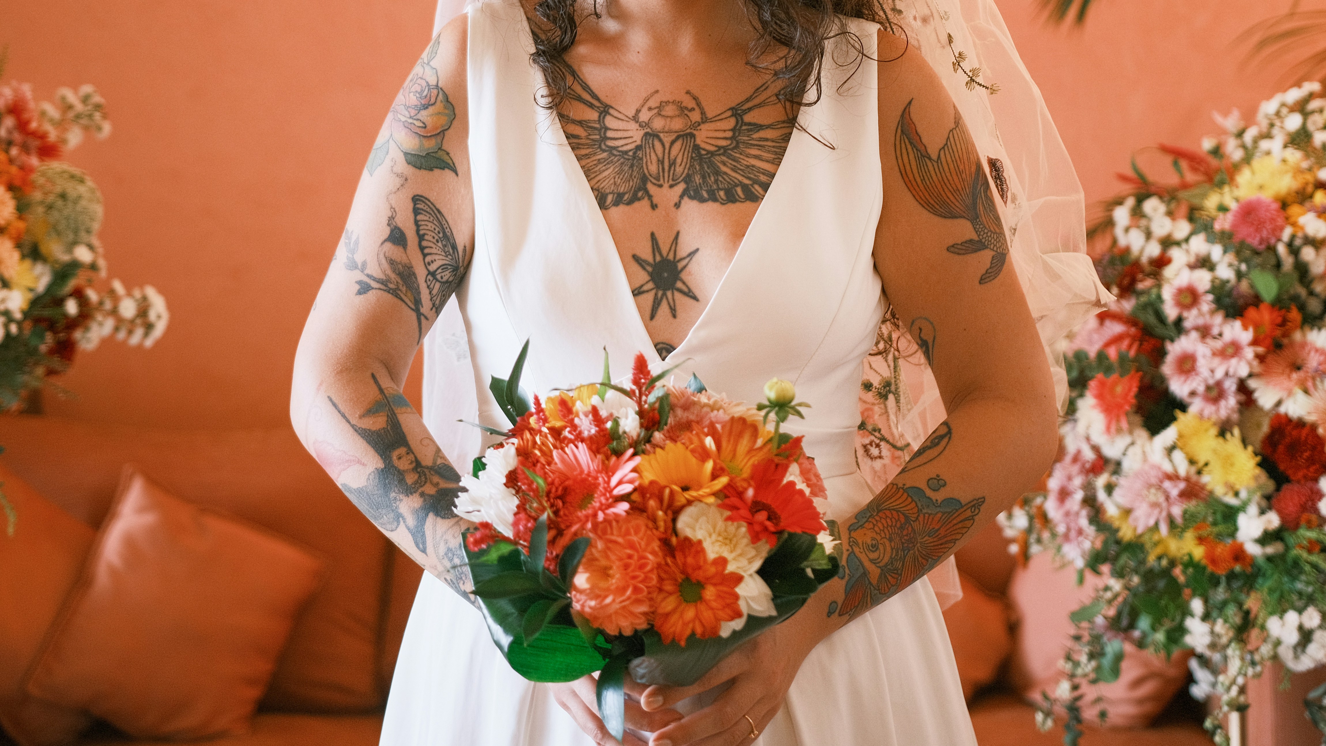 Femme élégante tenant un bouquet de fleurs lors d une journée ensoleillée