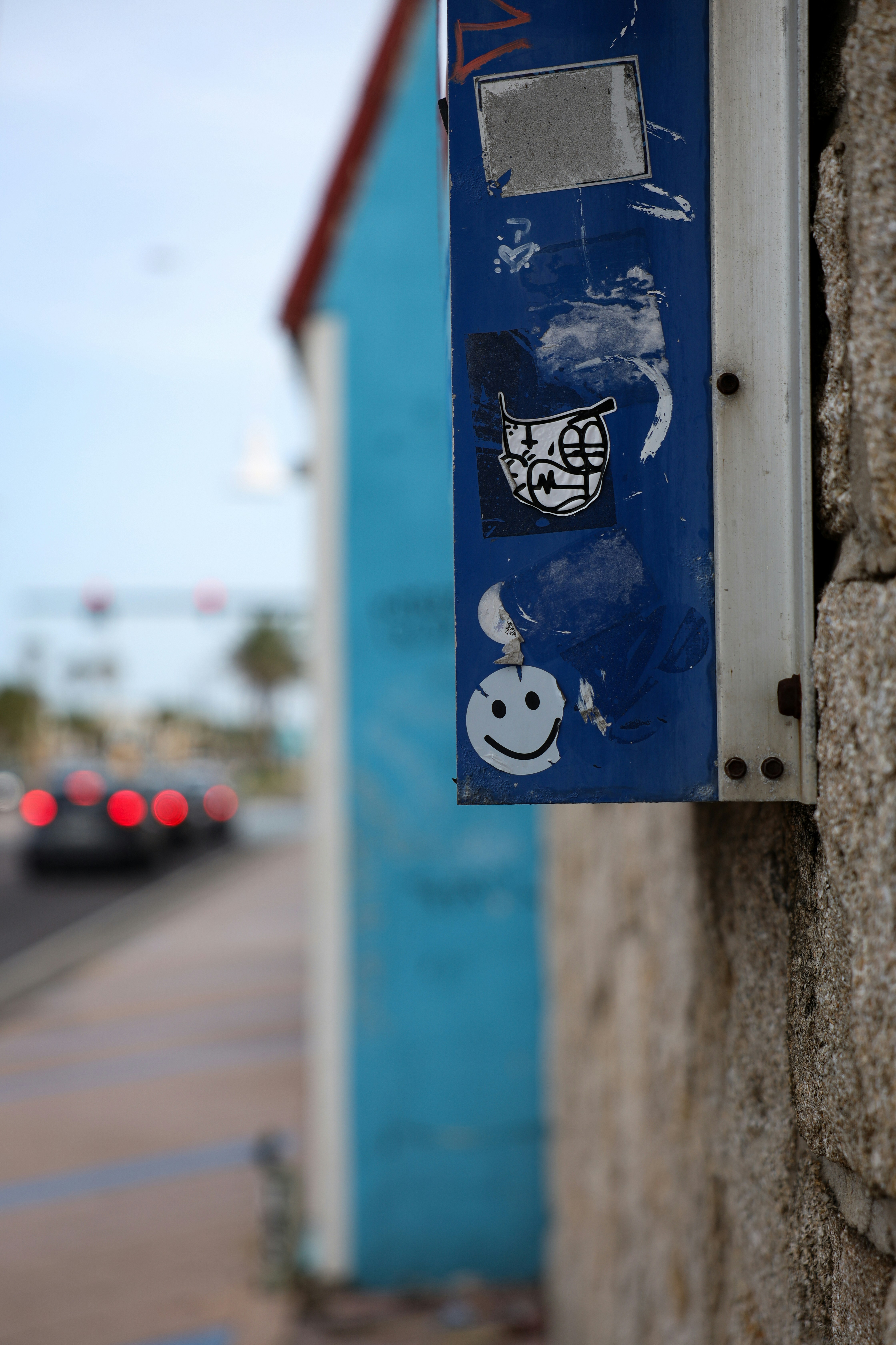 Ein blaues Schild mit einem Smiley darauf