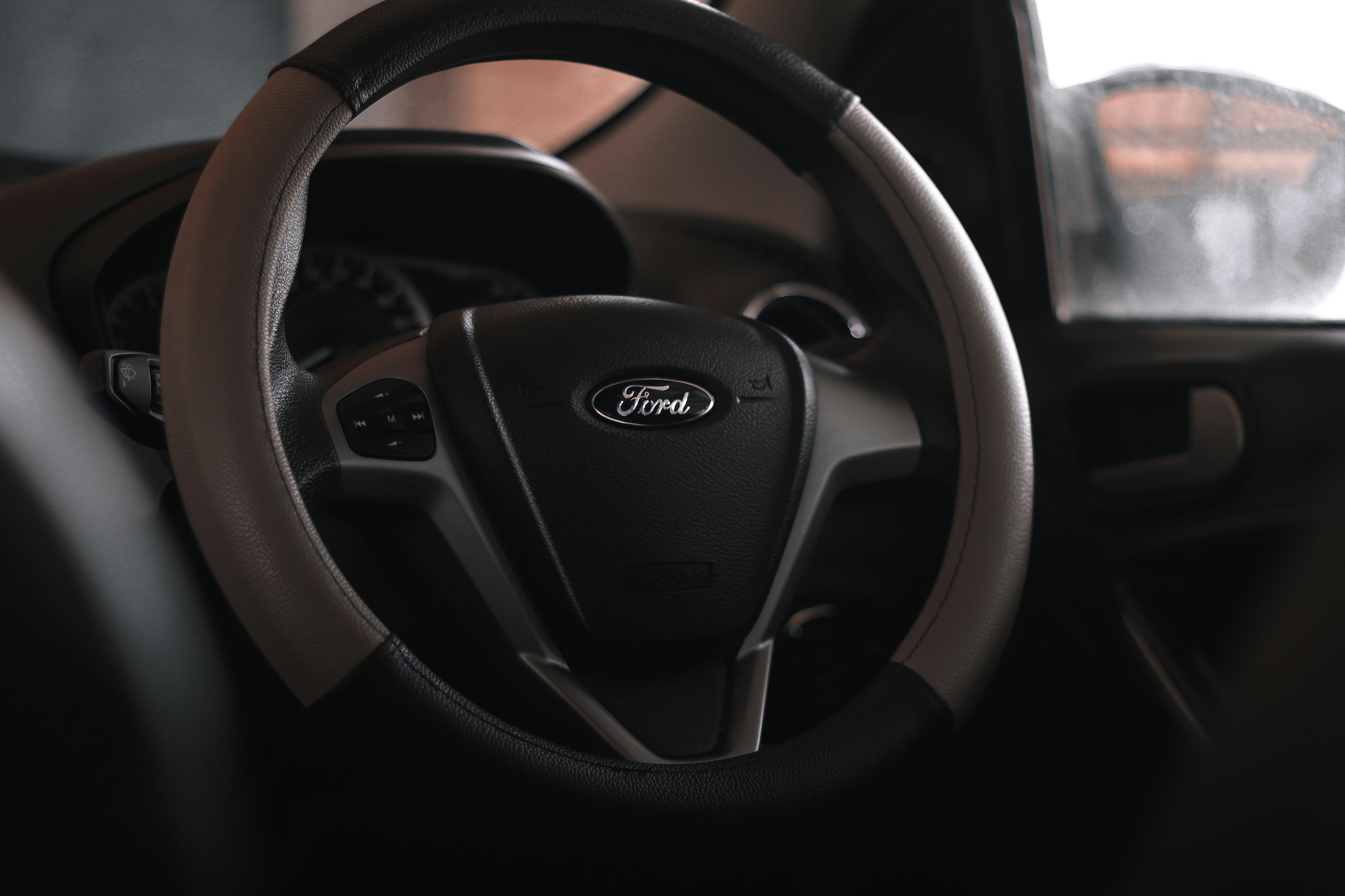 Un gros plan d’un volant de voiture