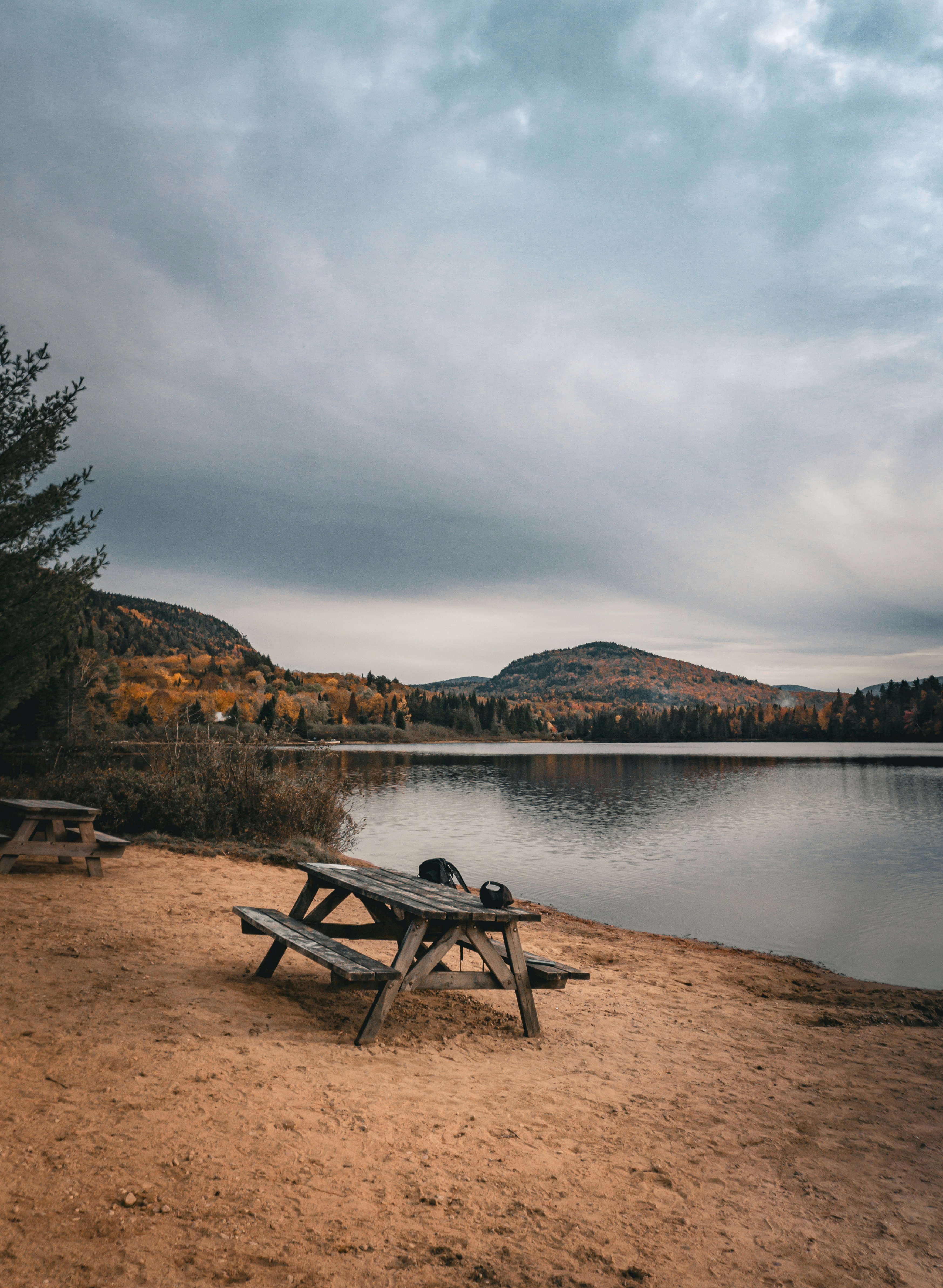 호숫가에 있는 피크닉 테이블