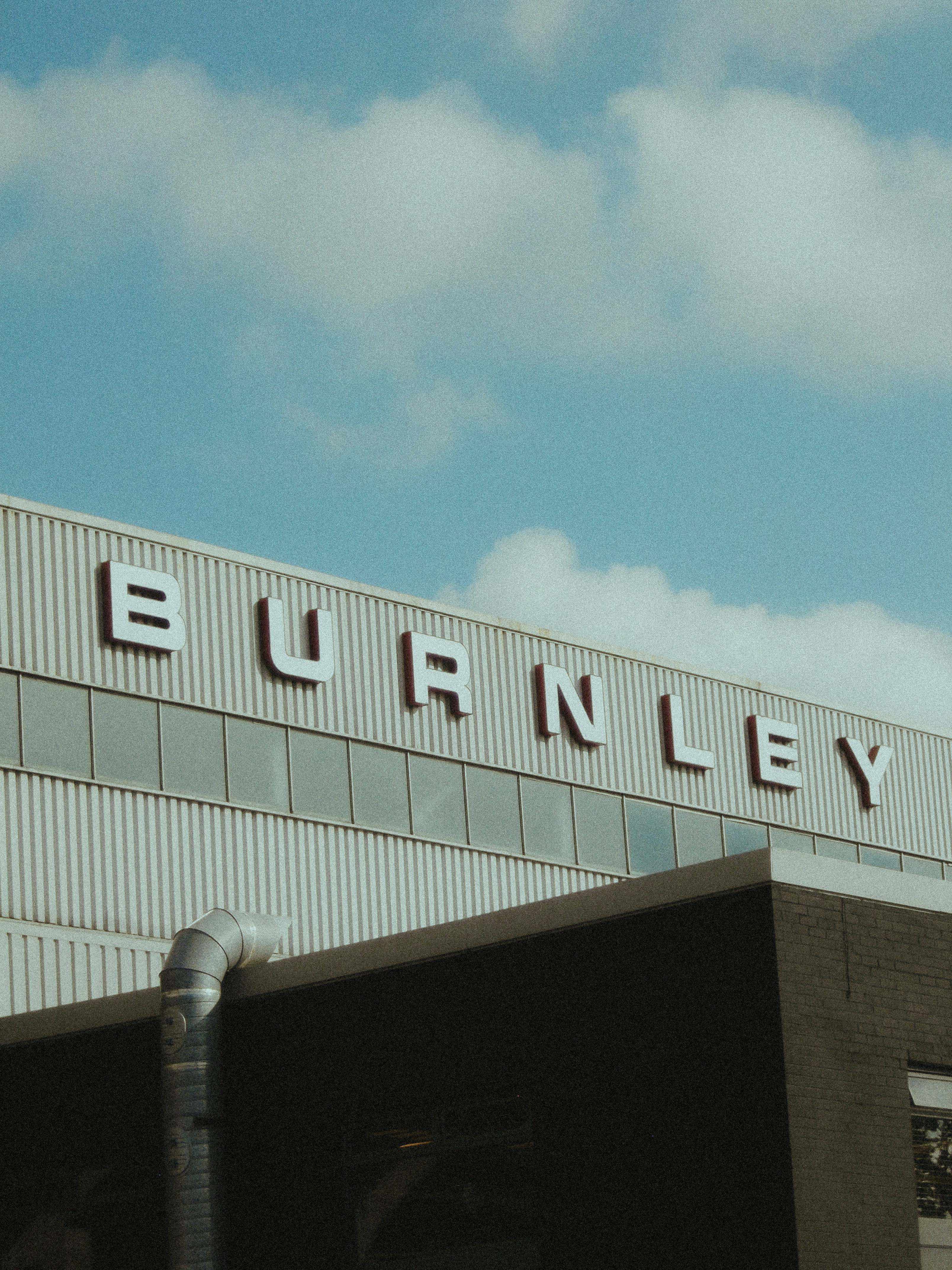 photo-1728287109905-50c6fd30da63?ixid=M3wxMjA3fDB8MXxzZWFyY2h8MTV8fHR5cmUlMjBzYWxlcyUyMGJpcm1pbmdoYW18ZW58MHx8fHwxNzU3MjI3ODQyfDA\u0026ixlib=rb-4.1.0