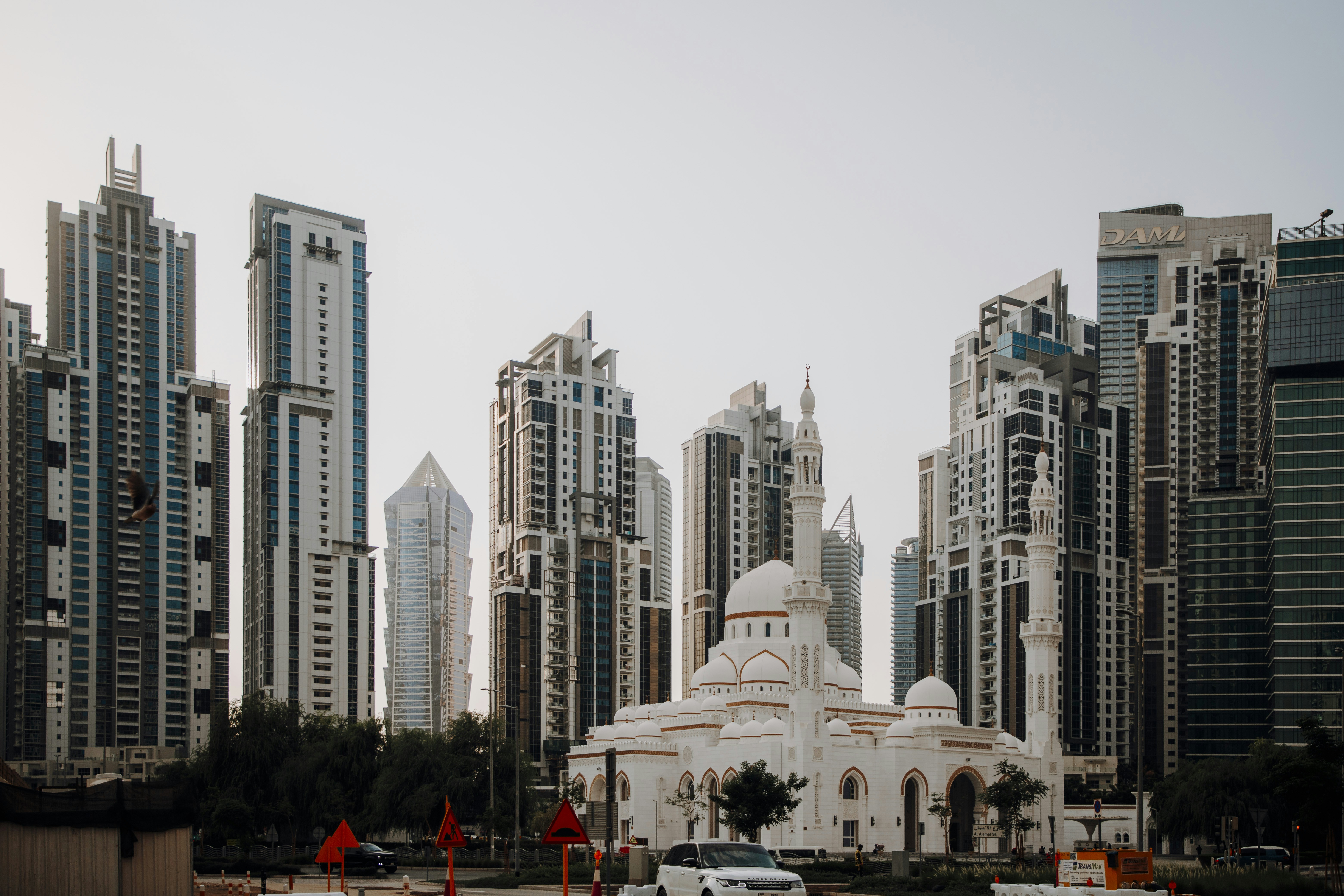 Una gran ciudad con altos edificios al fondo