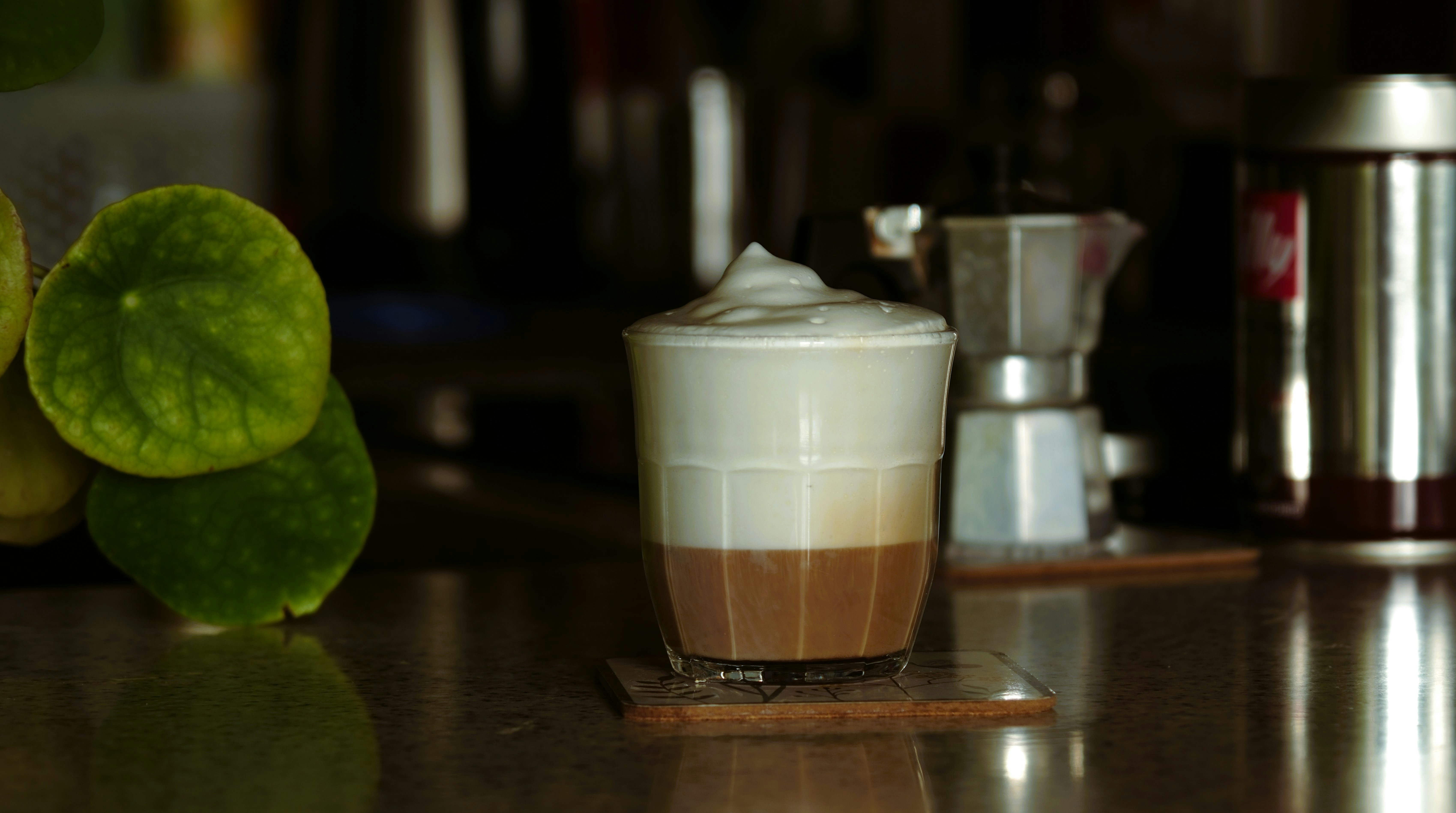 Un primo piano di una tazza di caffè su un tavolo