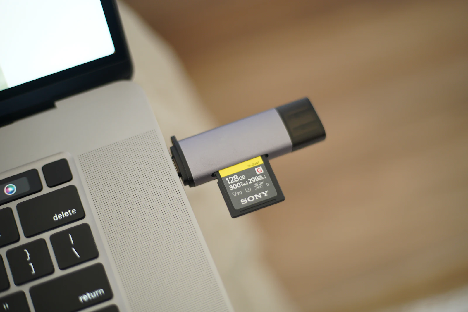 SDカード・microSDカードとUSBカードリーダー、ポータブルSSDを並べたフラットレイ