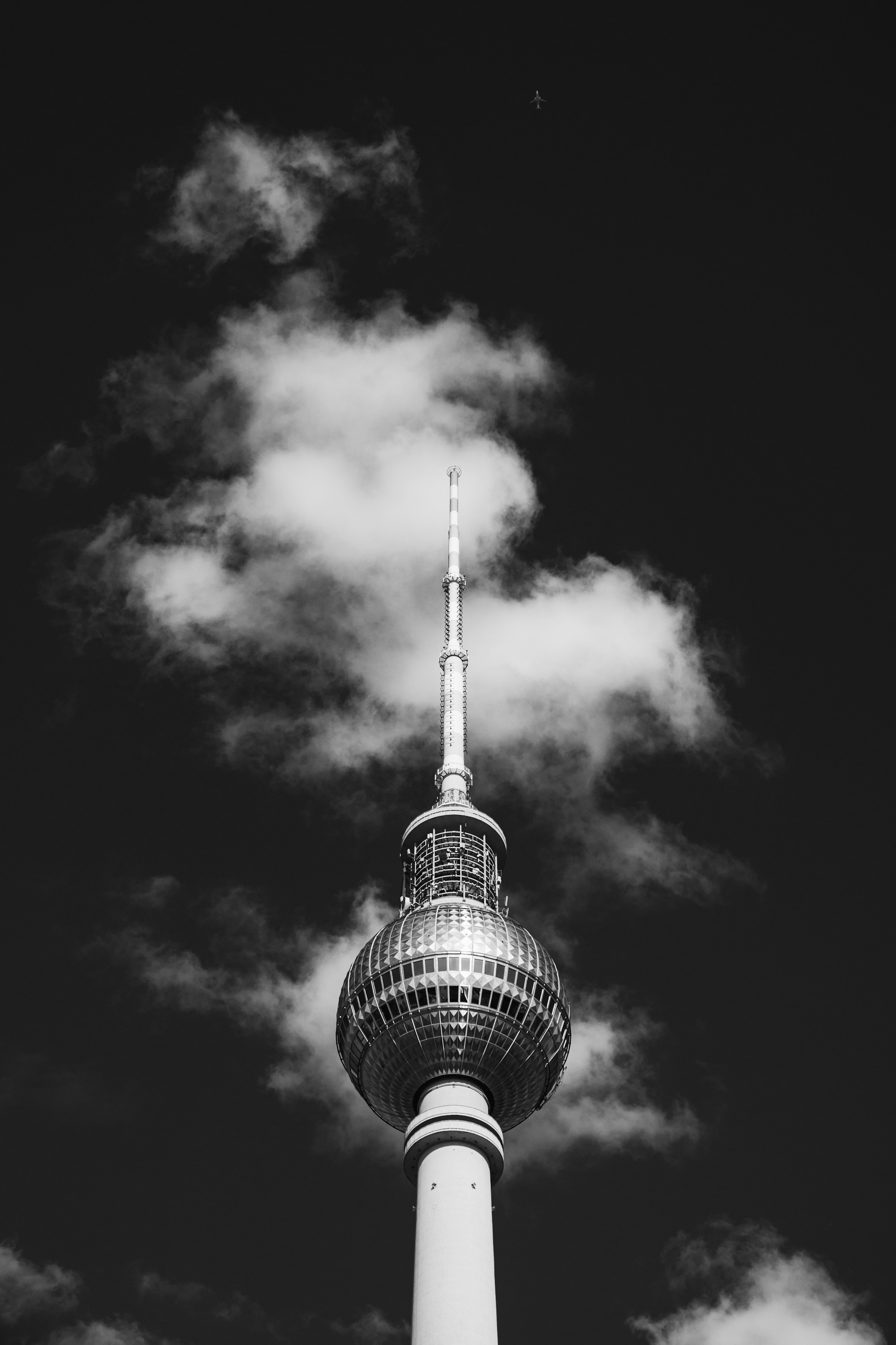 Uma foto em preto e branco de uma torre de televisão