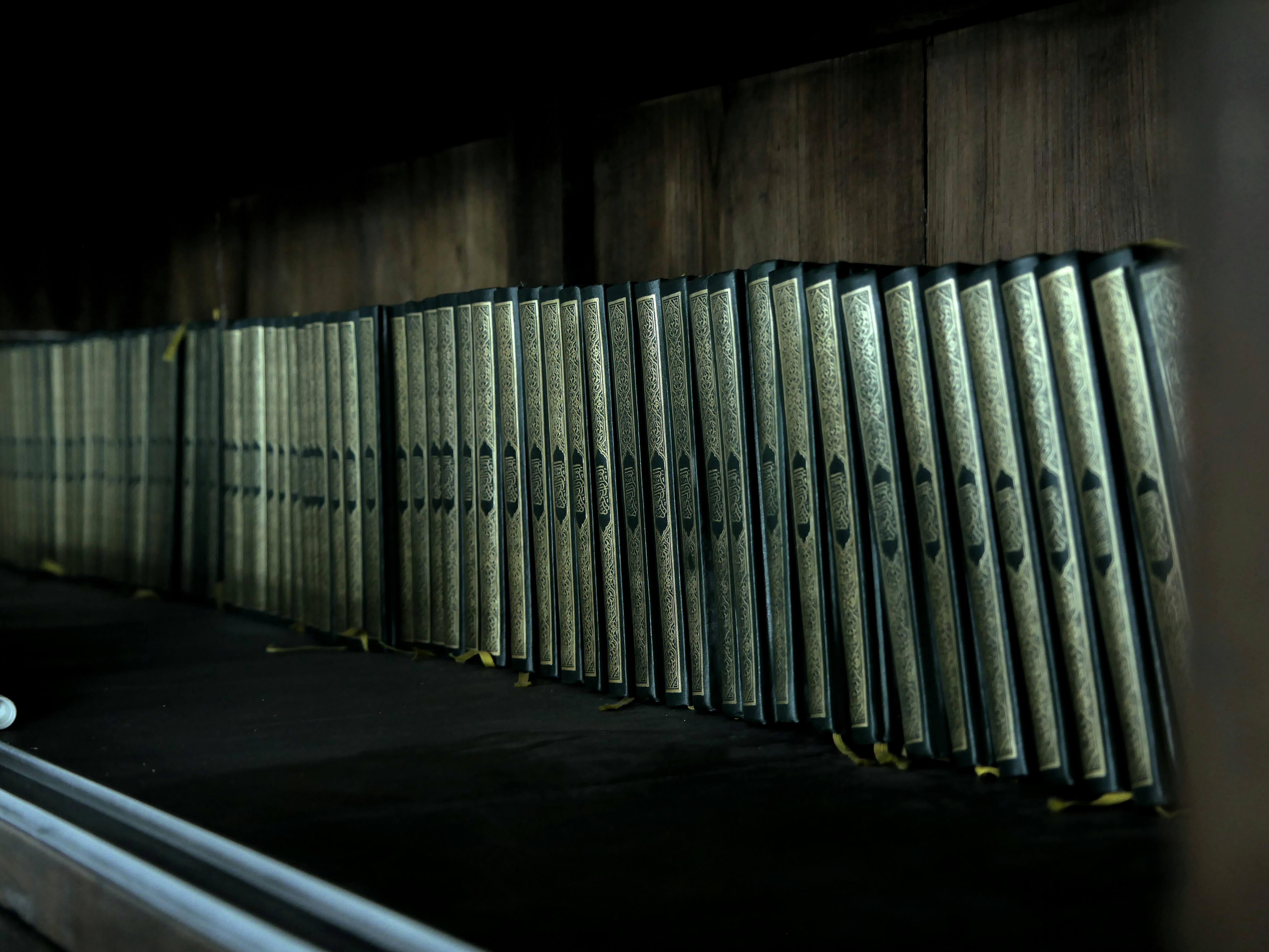 Un hombre montando una patineta por una calle junto a una valla