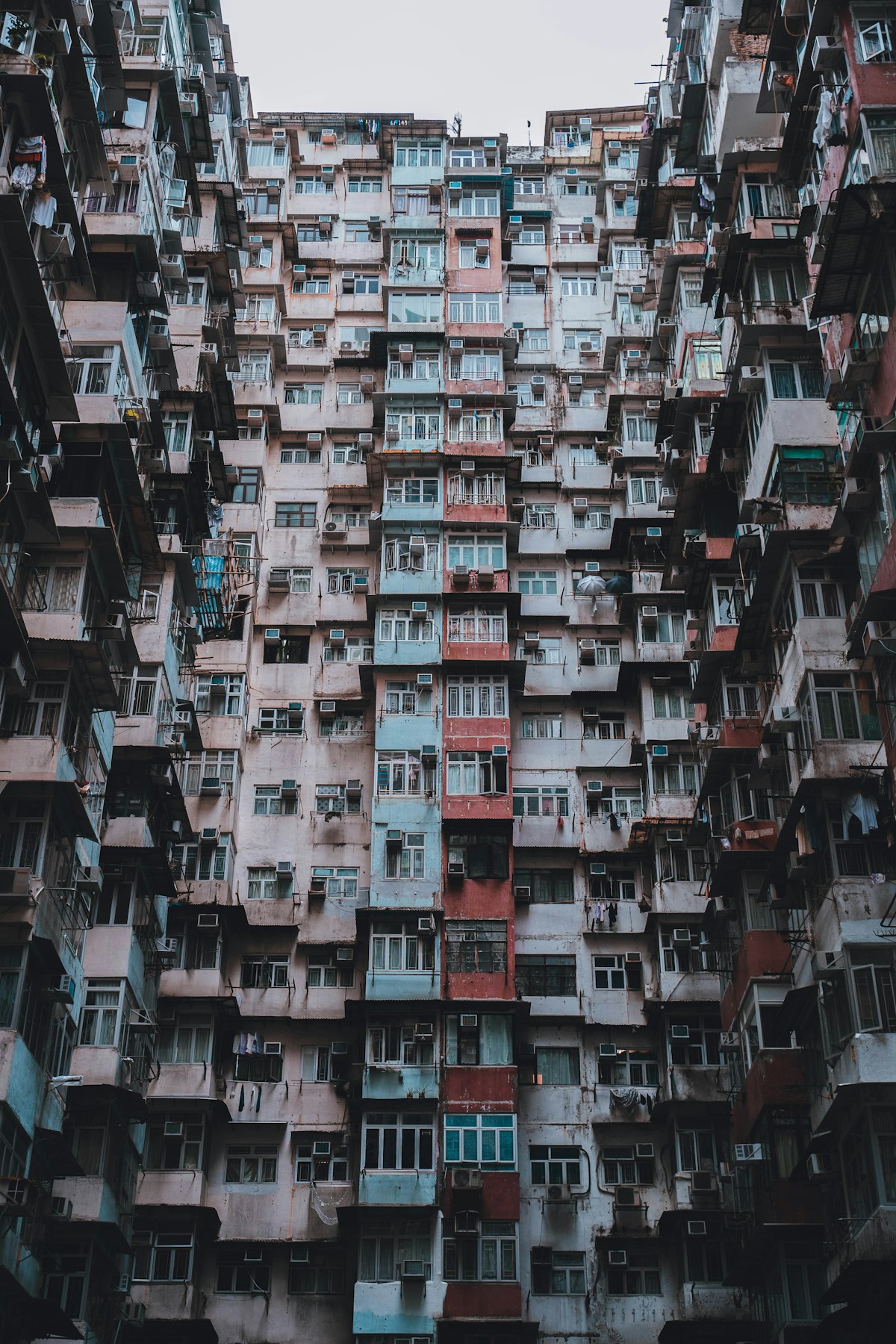 有露台同大量窗戶嘅高樓住宅外牆，舊居屋裝修要留意鋁窗老化