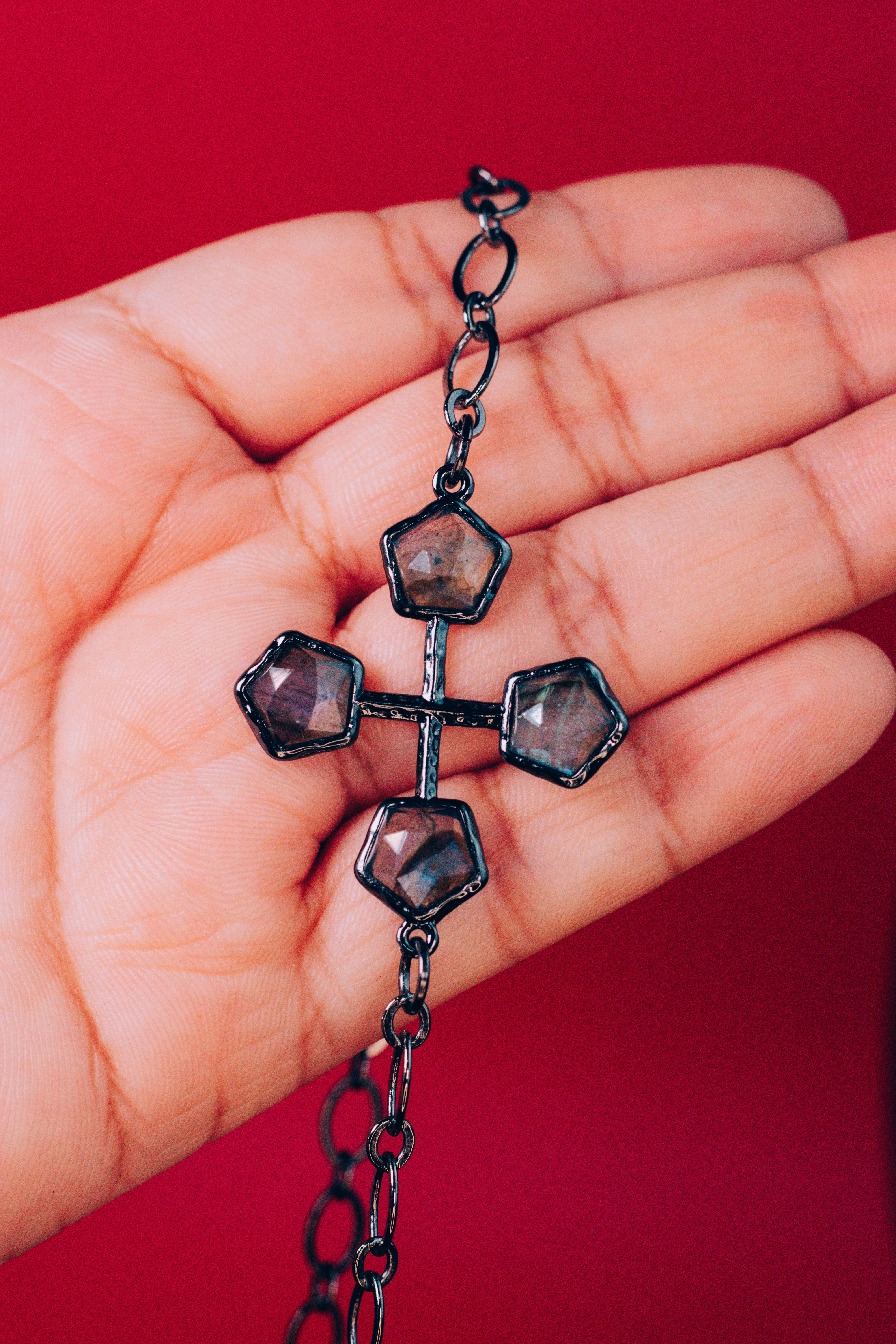 Uma pessoa segurando uma cruz na mão