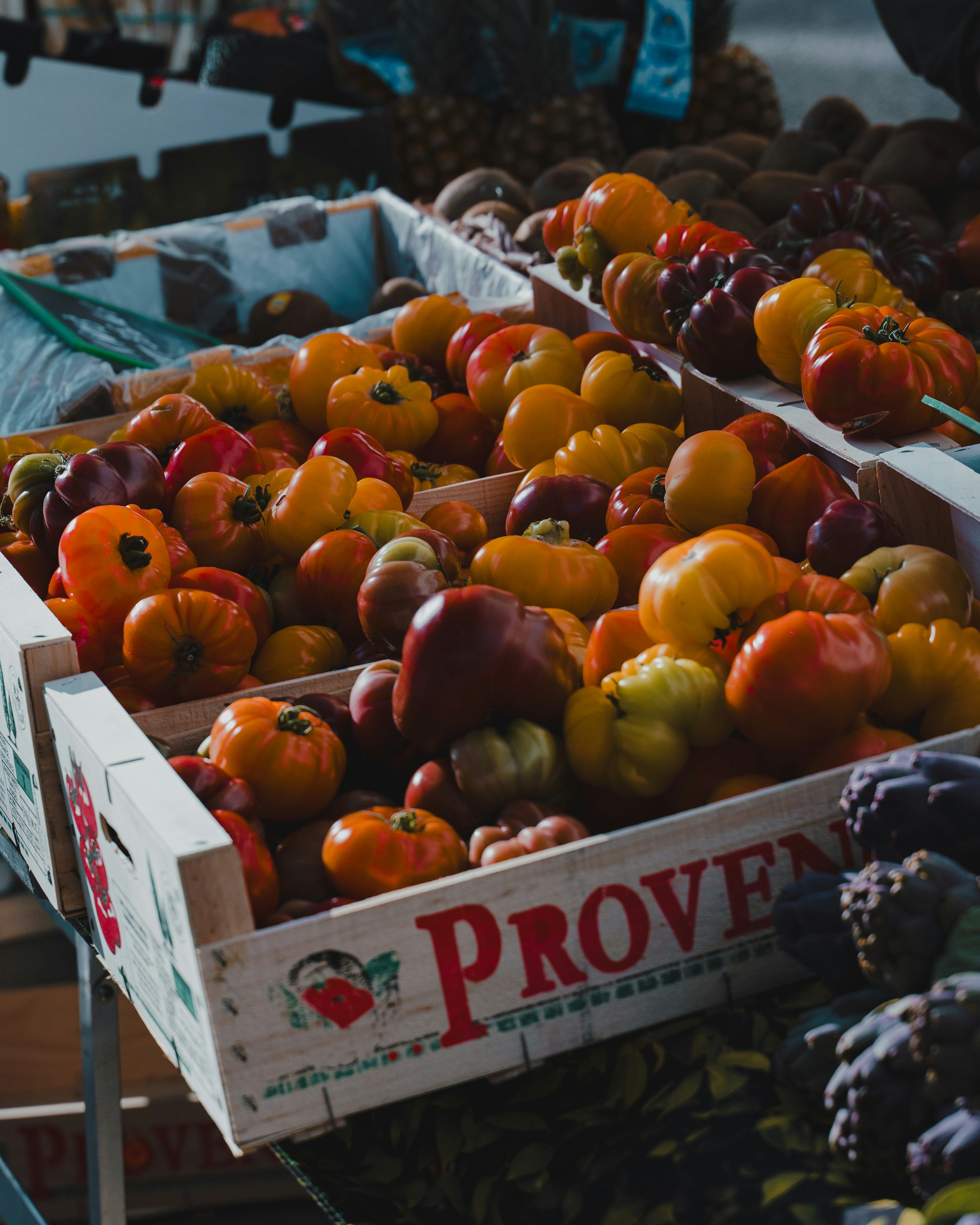 Auf einem Markt sind mehrere Kisten mit Obst ausgestellt