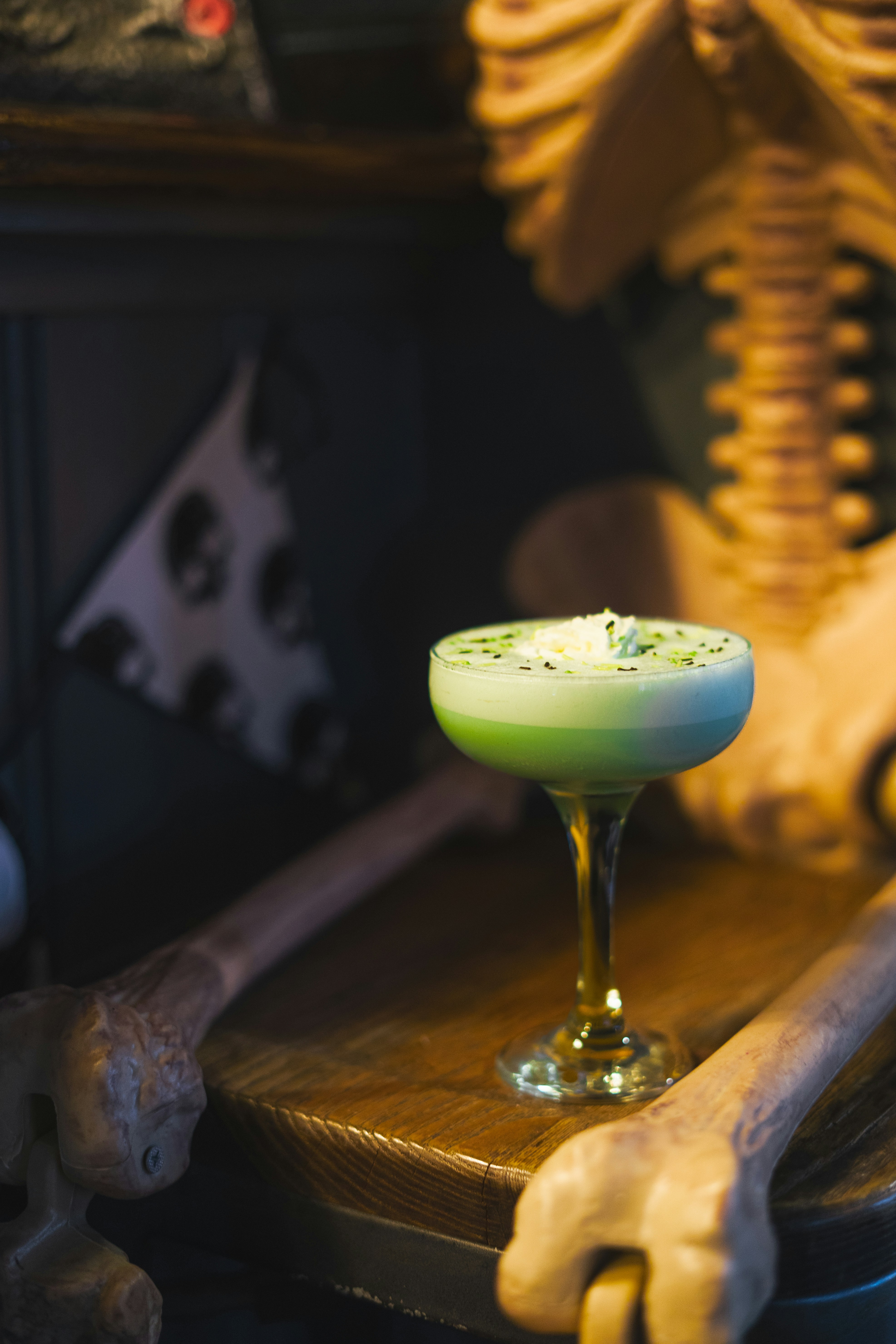 Ein grünes Getränk auf einem Holztisch sitzend