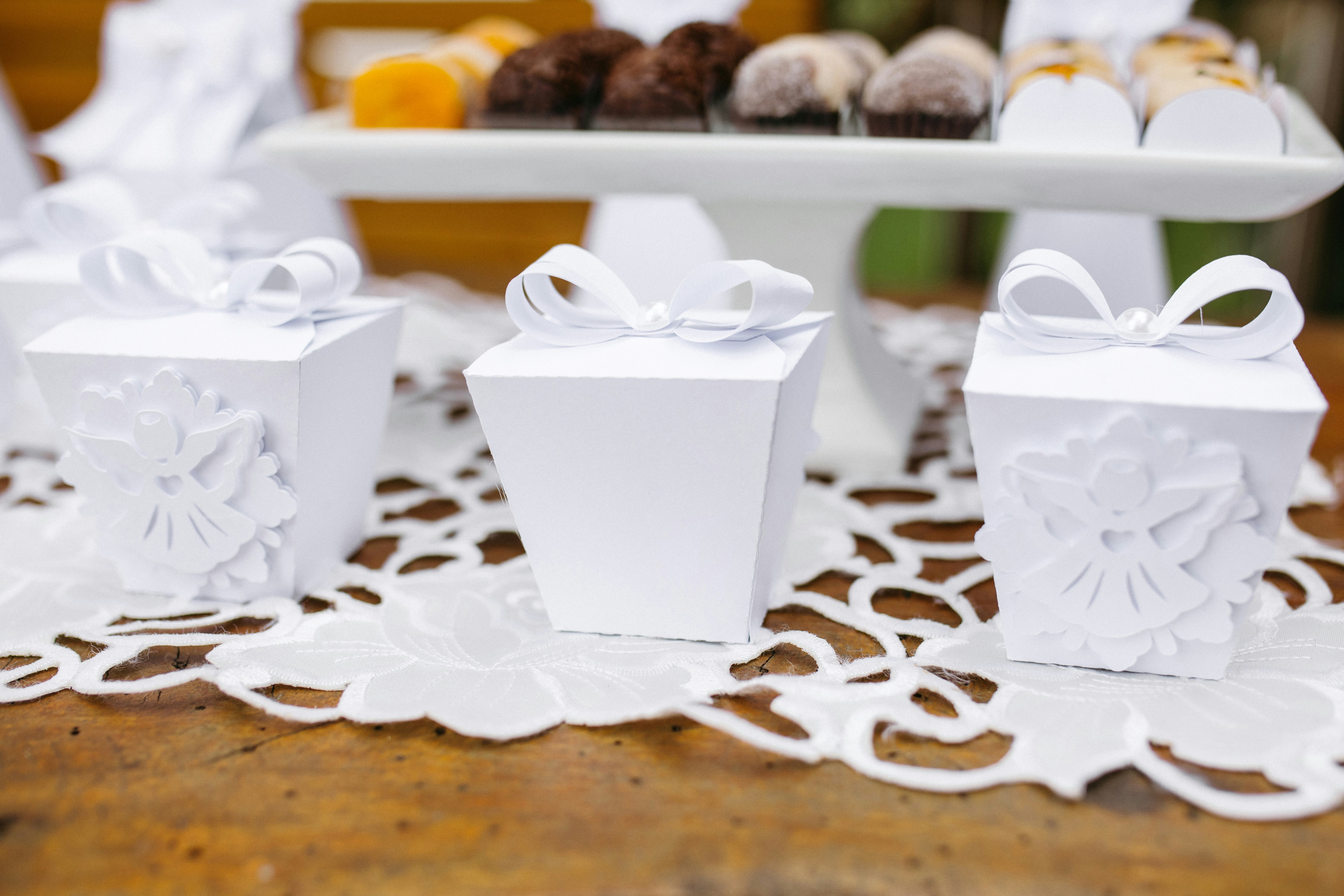 4x4x2.5 inch white bakery boxes with clear windows