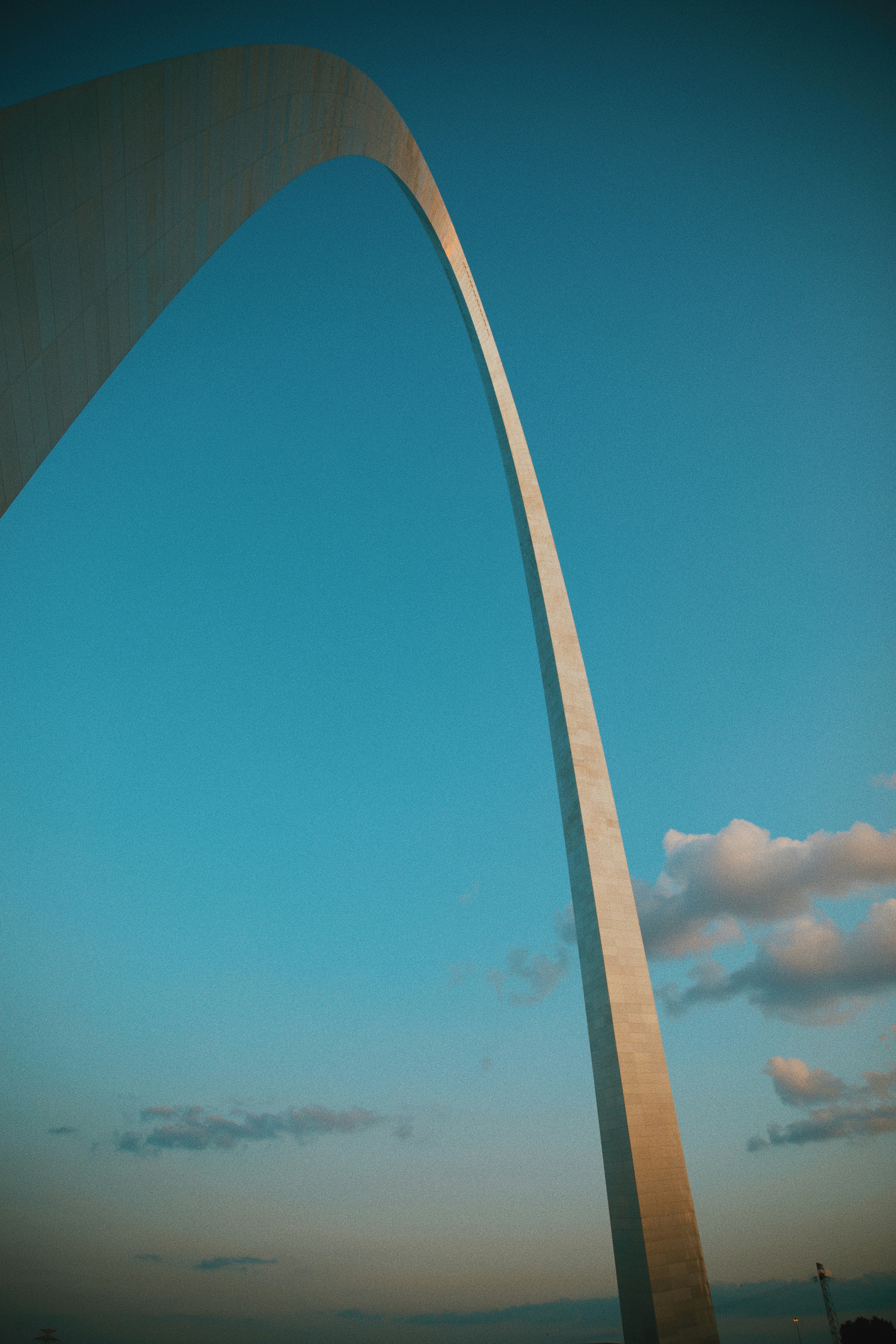 A tall monument with a sky in the background